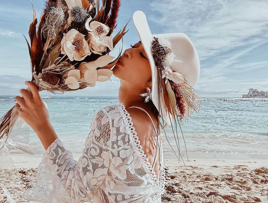佐藤あずみのインスタグラム：「💐🤍💐🤍💐 . . . #hawaii #travel #japanesegirl #beach #sea #waikiki #waikikibeach #wedding #bouquet #dryflower #dryflowerbouquet #weddingphoto #beachphoto #ハワイ #旅行 #海 #ワイキキ #ワイキキビーチ #ウェディングフォト #新婚旅行 #ブーケ #ドライフラワーブーケ #ハンドメイド #プレ花嫁」