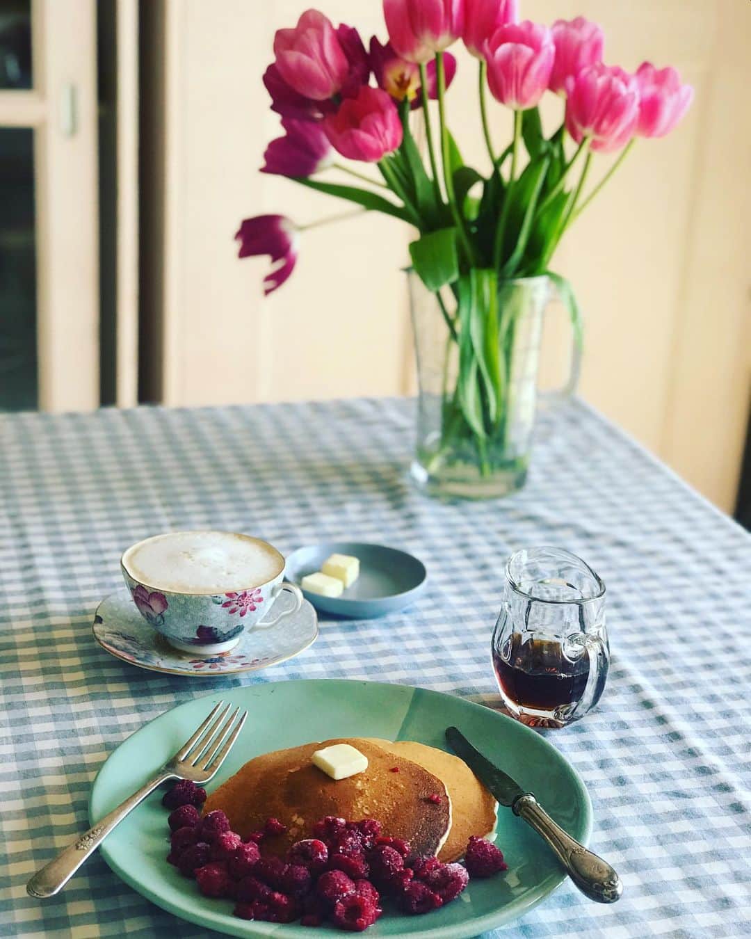 福田淳子さんのインスタグラム写真 - (福田淳子Instagram)「こんな時だからこそ、気分を盛り上げる方向で。 ＊今日の朝ごはんはパンケーキとカフェオレ。パンケーキにはバター、メープルシロップに加えてラズベリーたくさん。豪華！（わたし的に）大好きなお皿とカップで。 ＊お花はいつだって元気をくれます。プレゼントにいただいたピンクのチューリップ。 ＊髪を短くしました。完全に耳が出てます。 ＊久々にふーみんでひとりごはん。美味しいものは幸せ。どこに行ってもひっそりしている感じだけど、ふーみんのお昼は相変わらず混んでいて、なんかちょっとホッとしました。  #改行できないのはナゼ？」3月20日 10時25分 - junjunfukuda