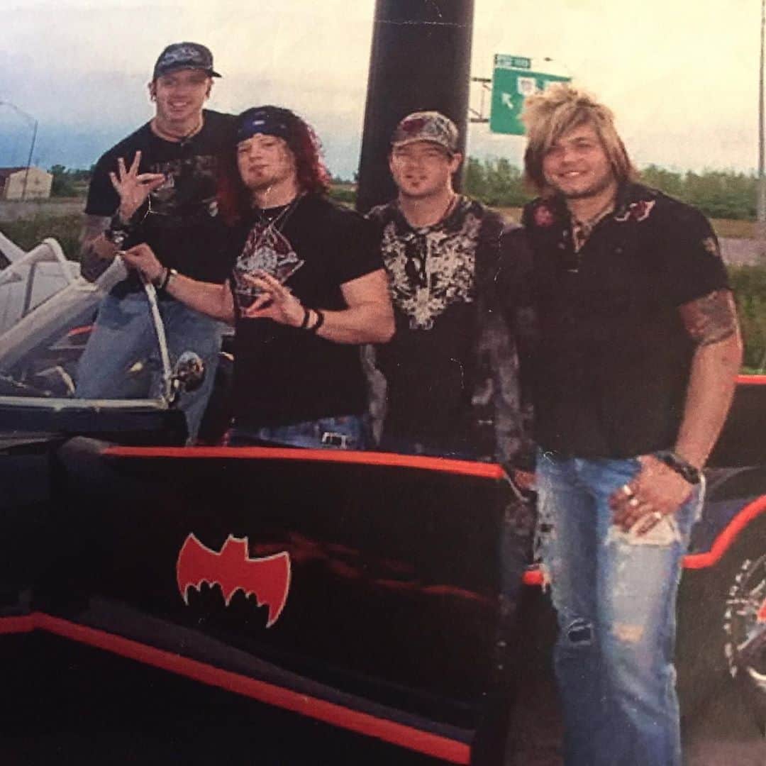 ヒンダーのインスタグラム：「A little #TBT for ya’ll....hanging out next to THE original Batmobile circa 2007. We sure aged well, huh? 🤣」