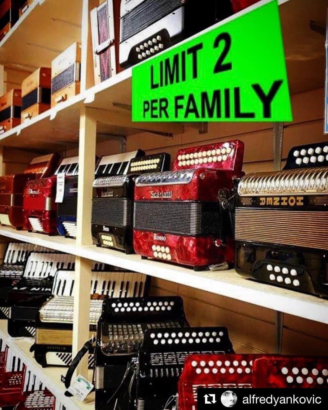 トレ・クールのインスタグラム：「#Repost @alfredyankovic ・・・ Come on, people, stop with the panic-buying.  There’s enough accordions for EVERYBODY.」