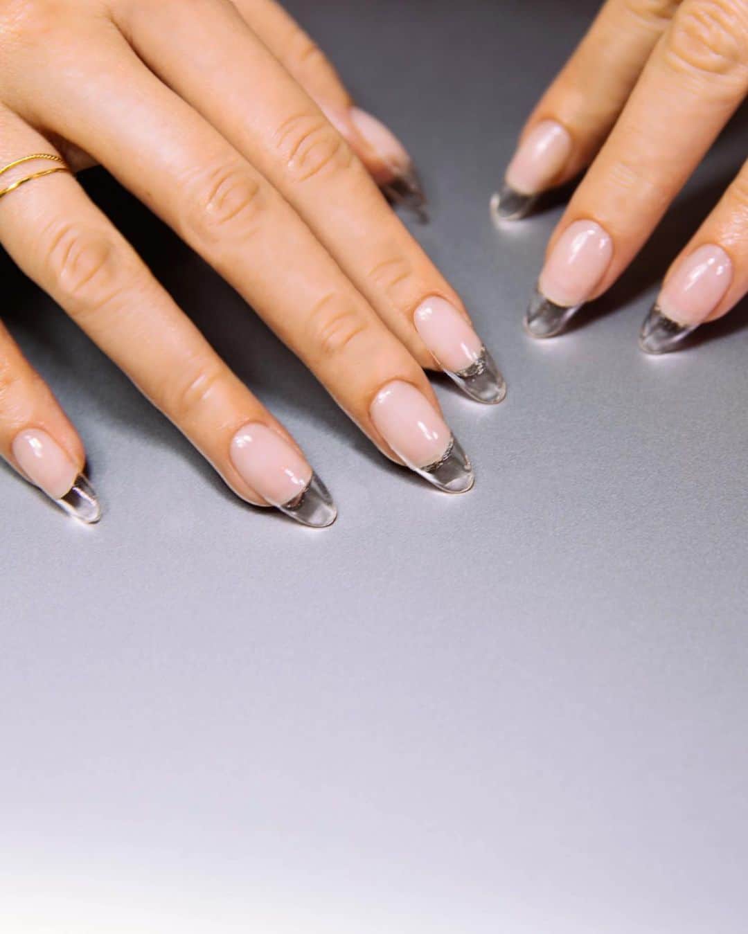 MARISのインスタグラム：「Thank you for taking care of my nails 🤍 I’m in love with these clear nails 🤍 I feel fresh ♡ すっごく全部クリアをやってみたくなって クリアのみでシンプルにしたら…可愛いくない？♡ すっごいお気に入り🤍 @moonlit_kaori @moonlit_bymananails ありがとう🤍 ・ ・ ・ ・ ・ ・  #nails #ネイル　#cute #naildesigns #nailsofinstagram #clearnails #fashion #beauty #new」