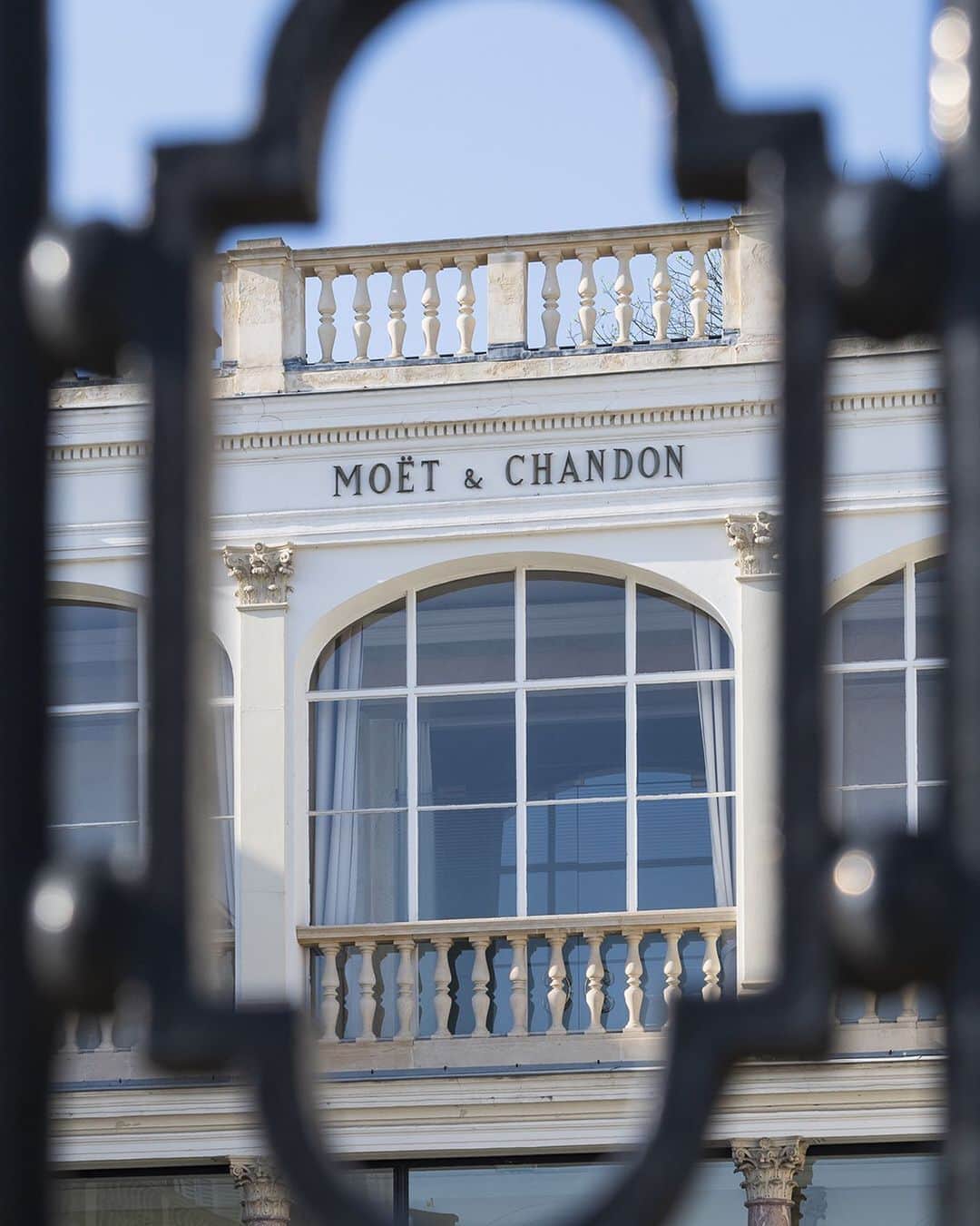 Moët & Chandon Officialさんのインスタグラム写真 - (Moët & Chandon OfficialInstagram)「Following the requirements of the French Government, our cellars tours are exceptionally closed until further notice. Please contact visites@moet.fr for any information about your reservations. We are genuinely sorry for the inconvenience. Take care of you and your loved ones. . This material is not intended to be viewed by persons under the legal alcohol drinking age or in countries with restrictions on advertising on alcoholic beverages. ENJOY MOËT RESPONSIBLY.」3月20日 1時51分 - moetchandon