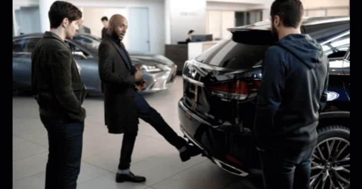 デヴィッド・ジュントーリのインスタグラム：「Touch-less trunk opening. This and other prophetic moments on tonight’s penultimate season dos episode of #amillionlittlethings  #cdc」