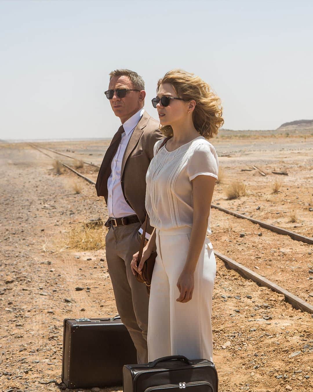 James Bond 007さんのインスタグラム写真 - (James Bond 007Instagram)「Bond and Madeleine wait in the Moroccan desert.  #Spectre #JamesBond」3月20日 2時00分 - 007