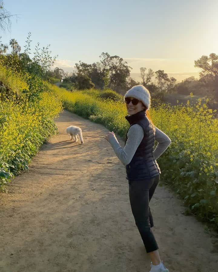 メリル・デイヴィスのインスタグラム：「We’ve been doing early morning hikes to get outside and stay moving while social distancing. After stress eating doughnuts days 2 & 3 of isolation, we’re working to find a new “normal”... How are you all doing? While we’re certainly all in this together, I know that the social and economic implications of this impact people differently. Sending love to all those feeling stressed, afraid or alone. In particular, THANK YOU to all of the health care workers. We are so grateful for you and will keep you in our thoughts in the weeks to come. ♥️」