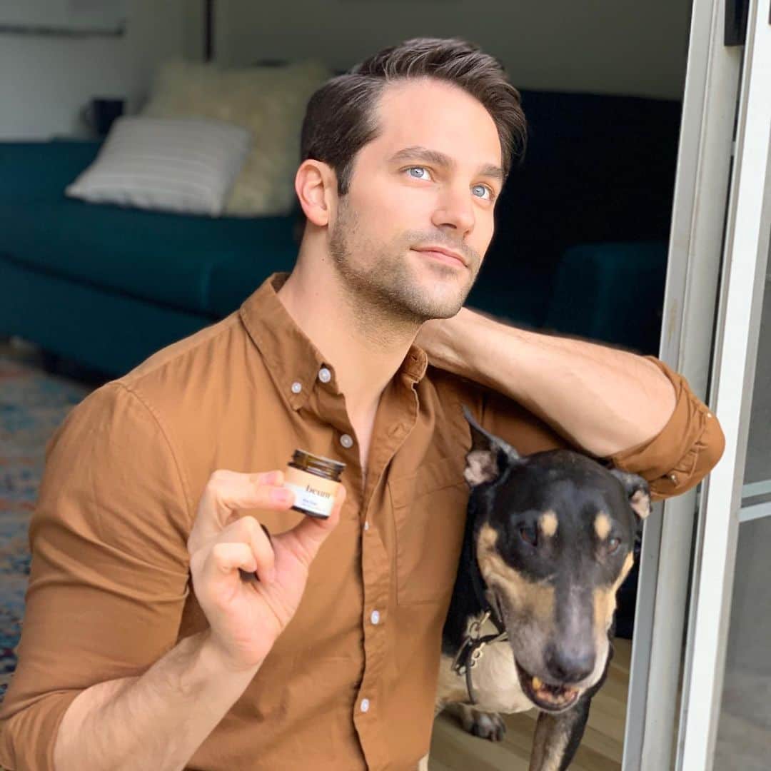ブラント・ドーハティのインスタグラム：「#ad Been feeling stressed lately? Me too. But @beam has been helping me out with their awesome CBD salve. Completely THC free. Use my code Brant15 for 15% off! And 10% of all sales through March will be donated to the Greater Boston Food Bank 🙌🏼」