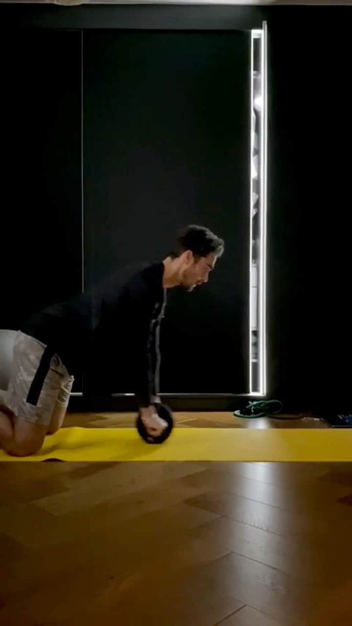 NICOLAS SIMOESのインスタグラム：「• 8 exercises. 45 seconds - 15 seconds break. 4 rounds  Warm up : jumping jack - abs plank 20 sec X4  1️⃣ abs roll - sit ups 2️⃣ leg pistol right 3️⃣ reverse V  4️⃣ leg pistol left 5️⃣ shoulder plank touch 6️⃣ squats  7️⃣ mountain climbers 8️⃣ jump squats  Finish with some abs (4 x 25 crunches) Little stretching 🔥」