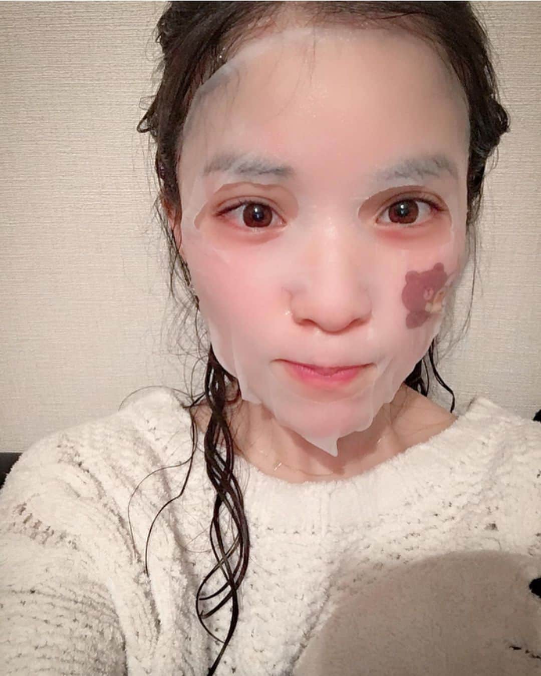 仮谷せいらのインスタグラム：「もうアラサーになりかけてるので 保湿めっちゃしてます✨  さて、今週の土曜日は名古屋です🐟 毎年参加させて頂いている "CROSS OVER FES." (2枚目3枚目フライヤー載せてます)  誰も何も悪く無い状況で いろんな意見があると思います。 私の想いはこれまで、 チョコチョコお伝えしているつもりです☺︎ 開催する事を決断するのも すごく悩まれたと思います。 開催するからには、 信頼しているスタッフさん方や事務所の方と一緒に 万全の体制で名古屋へお邪魔させていただきます✨ すごく楽しみです🥴 ……22日のタワレコ大高店さんでのインストアは 中止となります😔  だけど私は有難いことに、4月19日も 名古屋でライブが決まっています。 (また、告知させてください♡) 今回、会えなくなってしまった方も 是非4月にまた名古屋で会いましょう🥺 楽しみが増えることは嬉しいことだ💕  長々と書いてしまいました… 早く寝なきゃアラサーのお肌に悪いな😂  21日来られる皆様、 一緒に楽しみましょう！ よろしくお願いします♡」