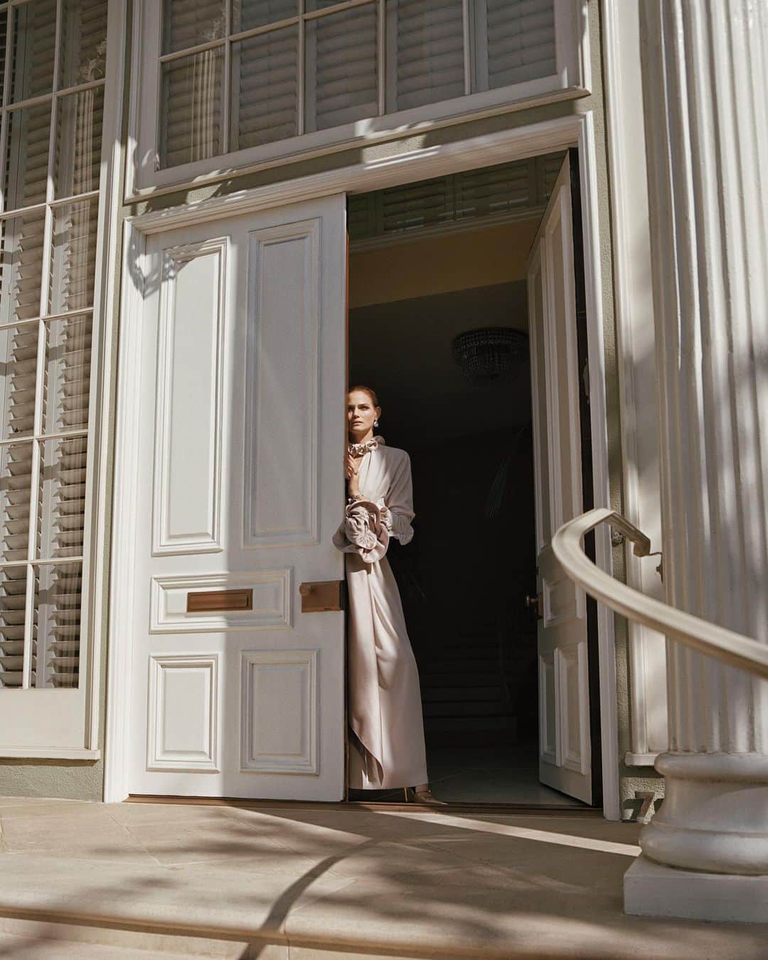 カリーヌ・ロワトフェルドのインスタグラム：「me, socializing during the outbreak!! 😉 #savetheworldstayhome @crfashionbook」