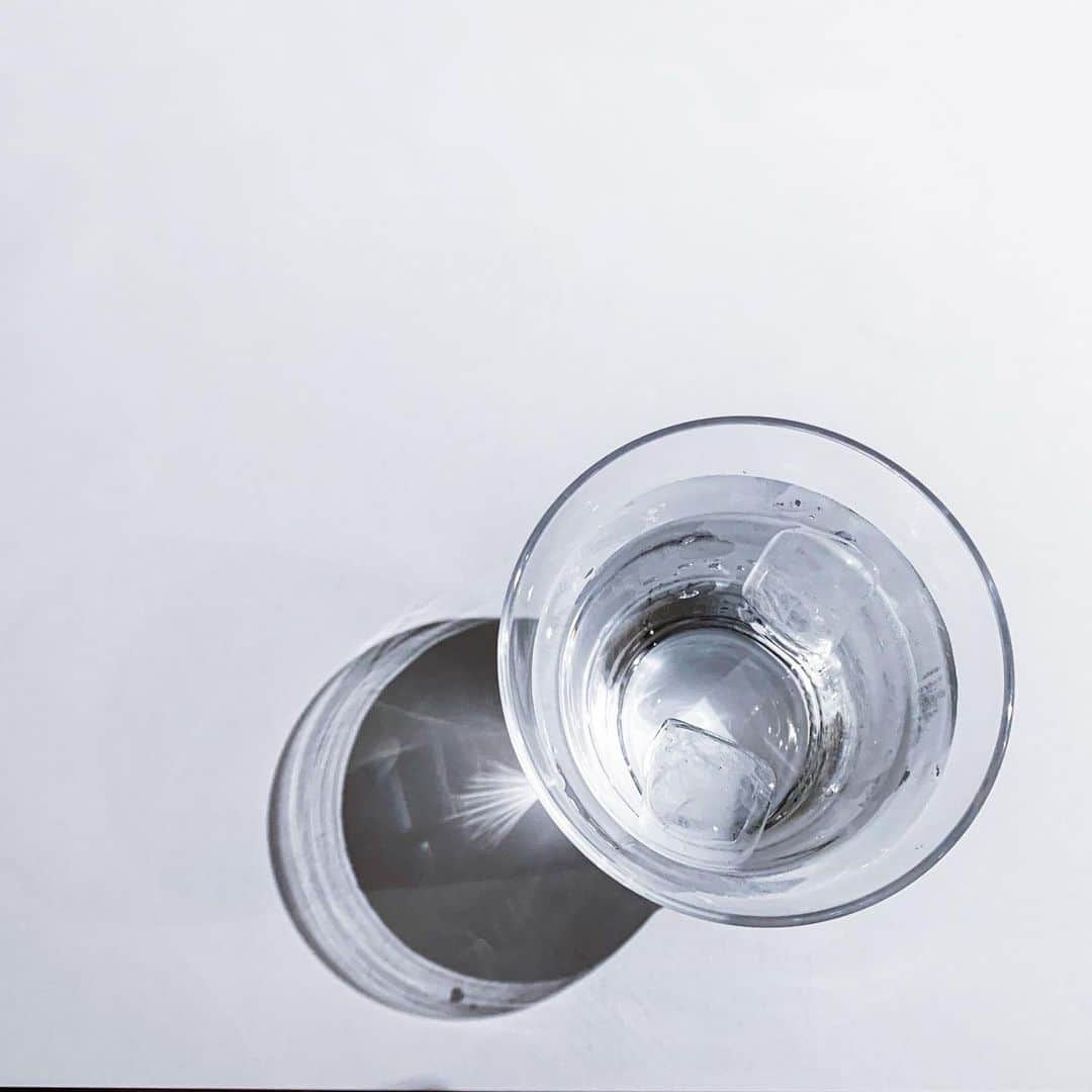 のインスタグラム：「水って1番美味しいよね ・ #water #glass #light #lightandshadow #photography #グラス #水 #photo #photooftheday #photograph #水 #お冷 #芸術 #アート #art」