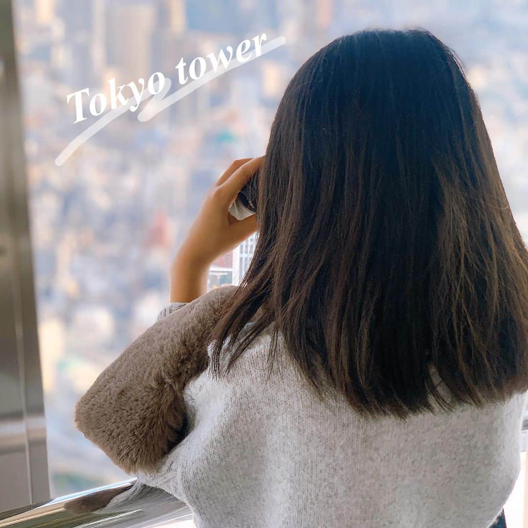 松枝明葉さんのインスタグラム写真 - (松枝明葉Instagram)「久々に東京タワー登ってきた🗼 そういえば「会社勤めじゃなくて自分で(フリーランス)仕事するようにしないと子どもとの時間ってとれないよね」って強く思った時にSNSに出会って、自分で仕事することに決めて、今に至っているなとふと思いました。 . . コロナ問題で学校が突然休みになってもあまり焦らなかったのは、出張リスケになったのと自分でスケジュール決めて仕事してる環境があるからですね🙄ｳﾝｳﾝ . . ✴︎ . 子育てしながら仕事しよう！と思った時。 産休とれて産休明け復帰できる環境ならいいんですけど、新しく仕事探そうとしても . 子どもとの時間を優先すると、 希望する仕事に就けなかったり (私、ハローワークの履歴書でも派遣社員として仕事見つけるにも子どもの年齢が小さい&出産ブランクがある&事務仕事でも経験が少ないからってかなり面接落ちまくってました...😂) . 逆に生活費稼ぐことを優先すると、 子どもと過ごす時間が確保できないという現実があるんですよ。。 . . ハローワークでの履歴書落ちは仕方ないとして派遣ですら落ちまくってた時なんて、お先真っ暗でこれからどうやって生活していけばいいのか毎日不安で不安で仕方なかったのを今でもよーくよーく覚えています。 . . . そんな経験も1つのきっかけではあるけれど、 . 私の場合 . 自分で仕事するリスクを考えるよりも、派遣でいつ仕事なくなるかわかんない不安と夜お迎え22時ギリギリまで子供預けて働いて「ママいつもこない」なんて4歳の娘につぶやかれる苦しさを無くしたい！っていう気持ちの方が大きくて、「自分で仕事する」ということを考え選びました。 . . . そうはいっても起業スタート時は睡眠時間と子どもと過ごす時間を勉強と準備にかなり使いましたね。。 . . 「気づけばスマホのぞく自分に何やってるんだ私」と、意味わからなくなってつらくて泣いたこともあったな(･∀･) . . 今思うと、あれだけコン詰めて取り組んでたからSNSというツールは使う人の使い方次第で良い形でも悪い形でも使うことができるツールなんだなということもわかりましたし、 . それがあるから仕事で色々とお伝えすることができるんですけどね。。 . . . あの時の自分が欲しかった子どもとの時間がめちゃめちゃとれてるかと言ったら . 「なんだかんだ打ち合わせとかで時間作れてないじゃん！笑」ってツッコミ入れたくなる自分もまぁおりますが、 . 学校急に休みになろうが、風邪ひこうが、気にせずにそばにいてあげられる環境になれてることは大変有難いことだと感じます。 . . . ここのところ体調崩しまくってご迷惑おかけすることも多かったので、体調管理万全に仕事に励みたいと思います。 . . 今年はイタリアもベトナムもあるし！ . . それから、シングルマザーの方のむけて何か新しい働き方の提案が今後できたらなとも思ってます。 . . 取り組むこと増えたら、 またムスメと遊べなくなるやん😂 . . #深夜のつぶやき . . #シングルマザー #コロナ #シンママライフ #シンママ #東京タワー #東京観光 #ママ起業 #起業ママ #社長 #シングルマザーの子育て #シングル #子育て #子育てママ #子育てママと繋がりたい #小学生ママ #ママスタグラム #子育て日記 #美魔女 #インスタ映え #インスタの先生やってます #instatokyo #子連れでお出かけ」3月20日 2時28分 - matsu.aki803