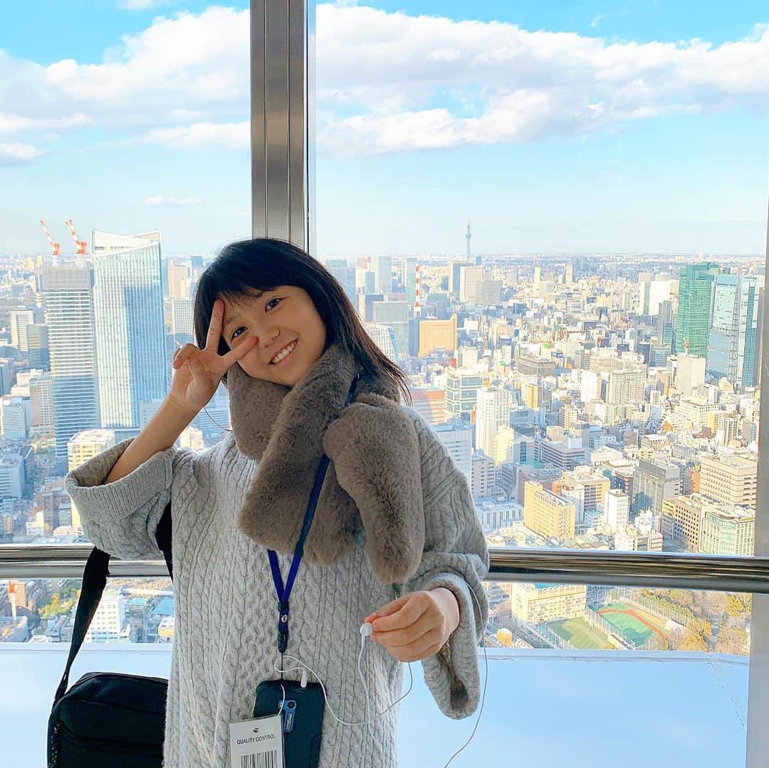 松枝明葉さんのインスタグラム写真 - (松枝明葉Instagram)「久々に東京タワー登ってきた🗼 そういえば「会社勤めじゃなくて自分で(フリーランス)仕事するようにしないと子どもとの時間ってとれないよね」って強く思った時にSNSに出会って、自分で仕事することに決めて、今に至っているなとふと思いました。 . . コロナ問題で学校が突然休みになってもあまり焦らなかったのは、出張リスケになったのと自分でスケジュール決めて仕事してる環境があるからですね🙄ｳﾝｳﾝ . . ✴︎ . 子育てしながら仕事しよう！と思った時。 産休とれて産休明け復帰できる環境ならいいんですけど、新しく仕事探そうとしても . 子どもとの時間を優先すると、 希望する仕事に就けなかったり (私、ハローワークの履歴書でも派遣社員として仕事見つけるにも子どもの年齢が小さい&出産ブランクがある&事務仕事でも経験が少ないからってかなり面接落ちまくってました...😂) . 逆に生活費稼ぐことを優先すると、 子どもと過ごす時間が確保できないという現実があるんですよ。。 . . ハローワークでの履歴書落ちは仕方ないとして派遣ですら落ちまくってた時なんて、お先真っ暗でこれからどうやって生活していけばいいのか毎日不安で不安で仕方なかったのを今でもよーくよーく覚えています。 . . . そんな経験も1つのきっかけではあるけれど、 . 私の場合 . 自分で仕事するリスクを考えるよりも、派遣でいつ仕事なくなるかわかんない不安と夜お迎え22時ギリギリまで子供預けて働いて「ママいつもこない」なんて4歳の娘につぶやかれる苦しさを無くしたい！っていう気持ちの方が大きくて、「自分で仕事する」ということを考え選びました。 . . . そうはいっても起業スタート時は睡眠時間と子どもと過ごす時間を勉強と準備にかなり使いましたね。。 . . 「気づけばスマホのぞく自分に何やってるんだ私」と、意味わからなくなってつらくて泣いたこともあったな(･∀･) . . 今思うと、あれだけコン詰めて取り組んでたからSNSというツールは使う人の使い方次第で良い形でも悪い形でも使うことができるツールなんだなということもわかりましたし、 . それがあるから仕事で色々とお伝えすることができるんですけどね。。 . . . あの時の自分が欲しかった子どもとの時間がめちゃめちゃとれてるかと言ったら . 「なんだかんだ打ち合わせとかで時間作れてないじゃん！笑」ってツッコミ入れたくなる自分もまぁおりますが、 . 学校急に休みになろうが、風邪ひこうが、気にせずにそばにいてあげられる環境になれてることは大変有難いことだと感じます。 . . . ここのところ体調崩しまくってご迷惑おかけすることも多かったので、体調管理万全に仕事に励みたいと思います。 . . 今年はイタリアもベトナムもあるし！ . . それから、シングルマザーの方のむけて何か新しい働き方の提案が今後できたらなとも思ってます。 . . 取り組むこと増えたら、 またムスメと遊べなくなるやん😂 . . #深夜のつぶやき . . #シングルマザー #コロナ #シンママライフ #シンママ #東京タワー #東京観光 #ママ起業 #起業ママ #社長 #シングルマザーの子育て #シングル #子育て #子育てママ #子育てママと繋がりたい #小学生ママ #ママスタグラム #子育て日記 #美魔女 #インスタ映え #インスタの先生やってます #instatokyo #子連れでお出かけ」3月20日 2時28分 - matsu.aki803