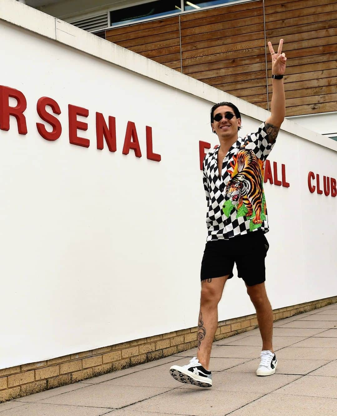 アーセナルFCさんのインスタグラム写真 - (アーセナルFCInstagram)「🕶✌️ #HB2 ⁠ ⁠ #Arsenal #Bellerin #HBDHB2」3月20日 2時40分 - arsenal