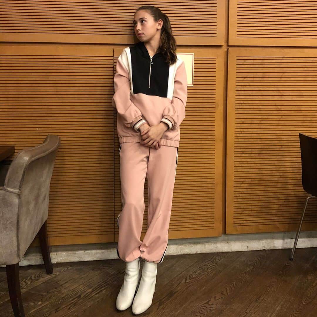 ネッタ・シュライバーのインスタグラム：「To literally the most funny and incredible human ever - happy birthday @rominskimoo! 💖 I can’t believe you are 14 already... it starts hitting hard when you remember what it’s like being that age 😝 can’t wait to visit you once the curve is flattened 〰️」