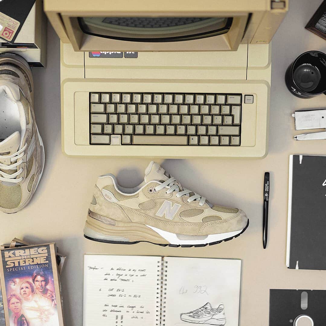 HYPEBEASTさんのインスタグラム写真 - (HYPEBEASTInstagram)「@hypebeastkicks: @43einhalb pays tribute to Steve Jobs with the @newbalance 992 "One More Thing" Editorial. One of Steve Job's favorite sneakers was the made-in-the-US 990s in gray. Due to his strict adherence to this signature look, Jobs became somewhat of an unwitting minimalist style icon.  The “One More Thing” editorial spotlights the recently relaunched 992 in two colorways that will retail for $175 USD each. Check the link in bio for detailed release info.⁠⠀ Photo: 43einhalb」3月20日 3時10分 - hypebeast
