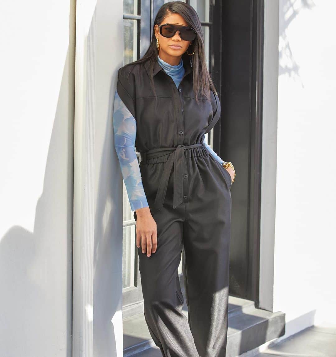 シャネル・イマンのインスタグラム：「Trying to keep up with my normal routine, wearing work attire for Skype meetings 🤷🏽‍♀️ @revolve #revolvearoundthehouse」