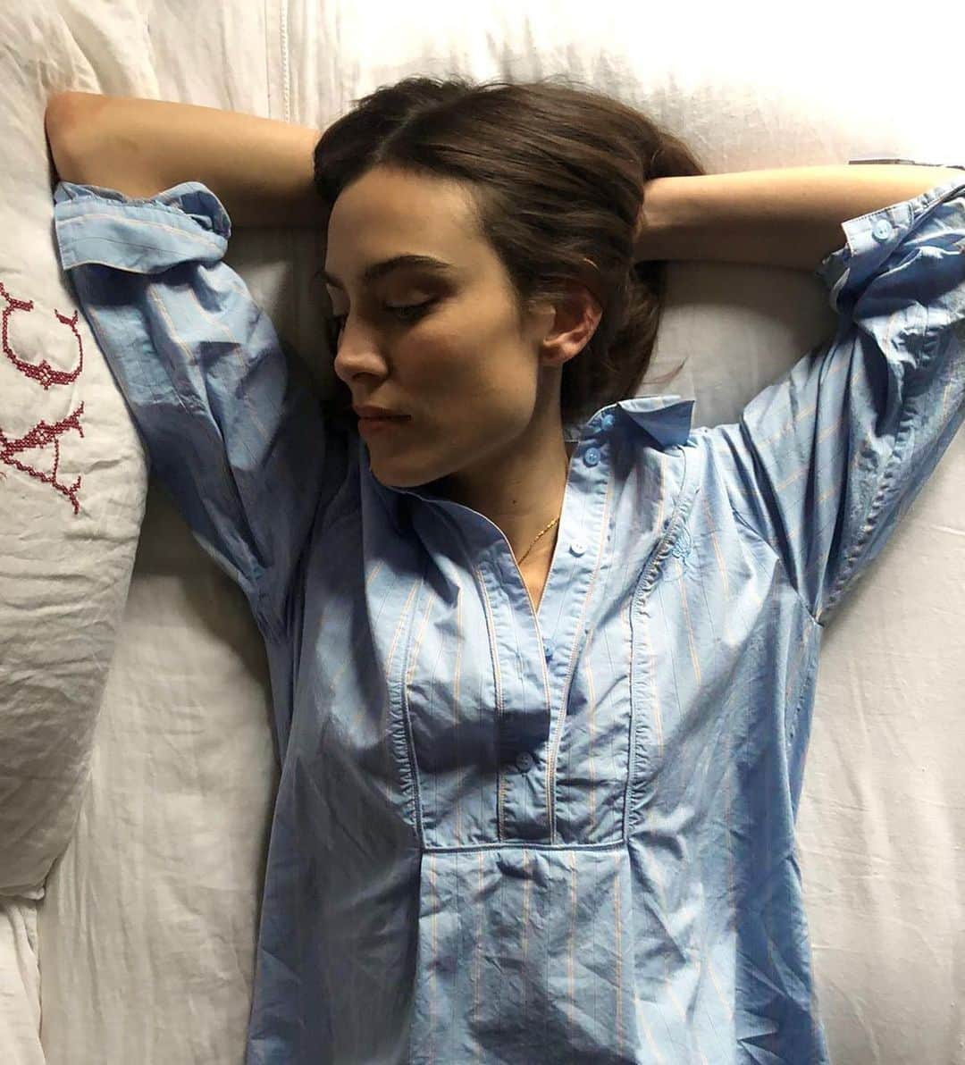 アレクサ・チャンさんのインスタグラム写真 - (アレクサ・チャンInstagram)「Working from home in my Ebeneezer nightshirt taking business casual to new levels of casual  RG @alexachungstagram」3月20日 3時17分 - alexachung