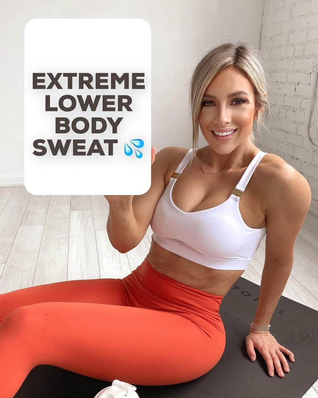 Paige Hathawayさんのインスタグラム写真 - (Paige HathawayInstagram)「Grab your pre-workout because you’ll definitely going to need it 🥵😤 for this AT HOME (or in the gym) lower body focused workout! All you need is a mat and some dumbbells or something that can substitute for weight that you have laying around the house... Get creative and LET’S GO!  REPEAT THIS GIANT SET 3 TIMES!  1️⃣ | Goblet SQUATS - 15 reps  2️⃣ | Kneeling to low SQUAT - 8 reps  3️⃣ | Weighted DEADLIFTS - 15 reps  4️⃣ | Kneeling jump to kettlebell jump SQUATS - 8 reps  5️⃣ | Weighted SQUATS to toe variation - 10 reps  This workout is intense!!🔥💪🏼 If these movements are new for you try it without the weight first to get comfortable with the motion before you add weight!  Song| On top - @flume Sports bra | @cleoharper_activewear  Legging | @fleoshorts Pre workout | @livbody - code: PAIGE20 for 20% off  #lowerbodyworkout #motivation #legday #dumbbellworkout #leggings #athomeworkout」3月20日 3時18分 - paigehathaway