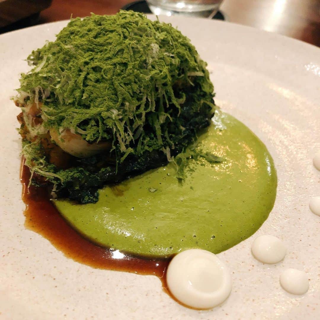 安藤あいかのインスタグラム：「お店がどんどん閉まっていく中、ラストナイトで美味しい食事にありつけました。お誕生日おめでとう🎈  #盆栽 #確かキャベツ #美しく食べることは諦めろ #ほぼ初対面の子のバースデーにお邪魔するの巻」