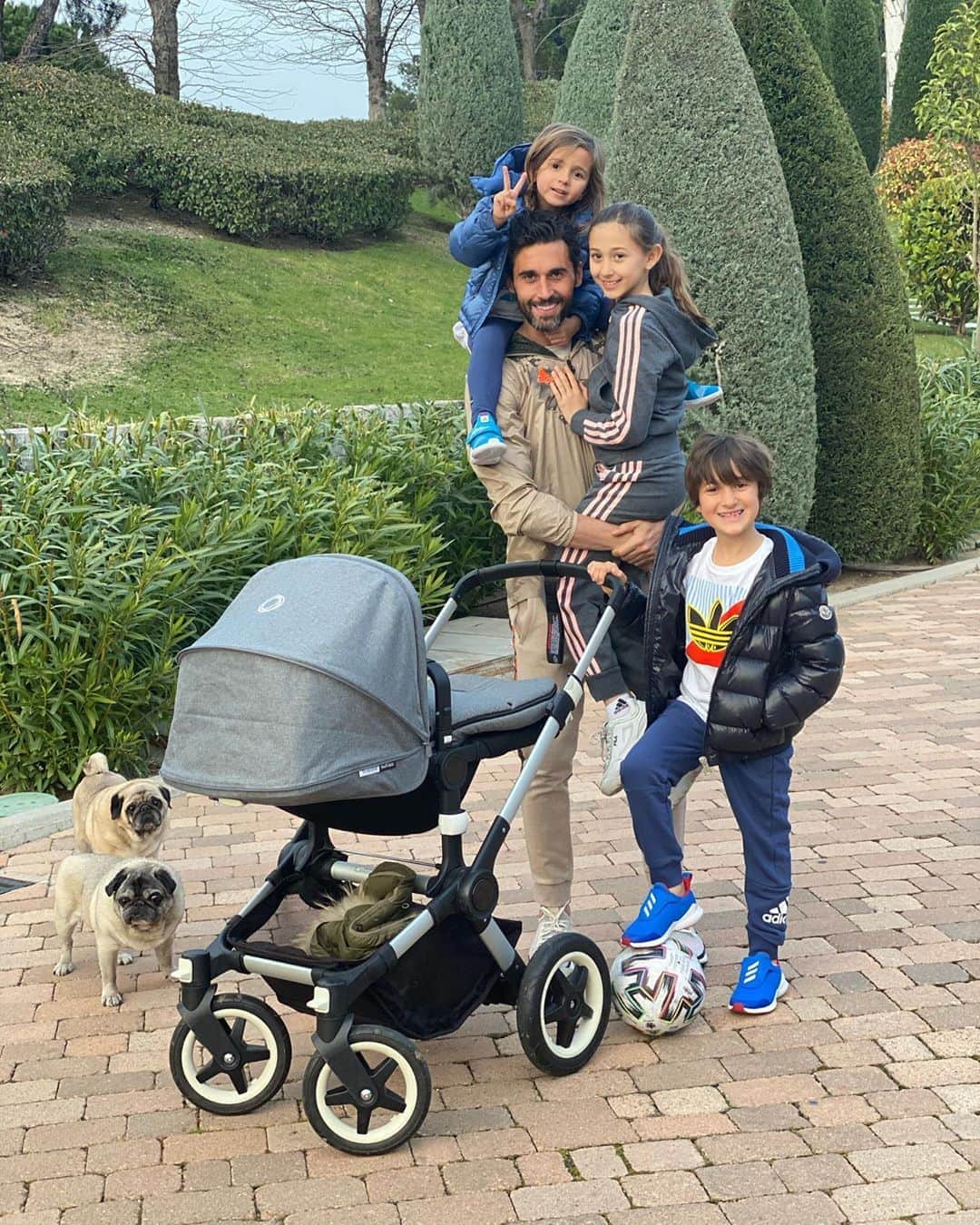 アルバロ・アルベロアのインスタグラム：「¡Feliz día del padre a todos! Espero que estéis pasando todos un gran día y cogiendo fuerzas para cuando podamos juntarnos de nuevo y disfrutar de los mejores y más fuertes superhéroes: ¡nuestros papis! A mi hoy me han hecho mi tarta de chocolate favorita, estaba buenísima 🤤 pero espero que retrasen el verano un par de meses porque vamos a salir rodando de esta. 🐳🤣🙈」