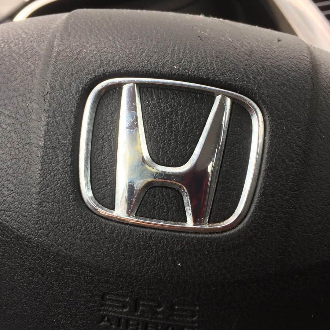 ラリー・ギリアード・Jrさんのインスタグラム写真 - (ラリー・ギリアード・JrInstagram)「We have been blessed enough to have 3 cars. One car is a Honda Civic with 164k miles on it. We don’t drive it very much because The 2nd car you open the door, get in and push a button to start (Fancy). The 3rd car is fully electric and you simply get in, put your foot on the brake and without any sound it turns on and drives (Fancy Schmancy). Yesterday I took the Honda to run some errands. I opened the door, put the key in my pocket, got in and sat for 20 seconds trying to figure out how to turn it on. SHAME!!! 😞😂#rememberwhereyoucamefrom @filipacchi_co」3月20日 3時34分 - thereallgjr