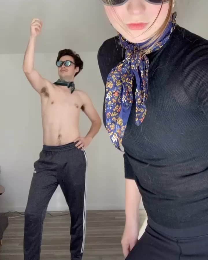 ジョーイ・ブラッグのインスタグラム：「These past four years of quarantine have FLOWN BY! #StupidDanceChallenge」