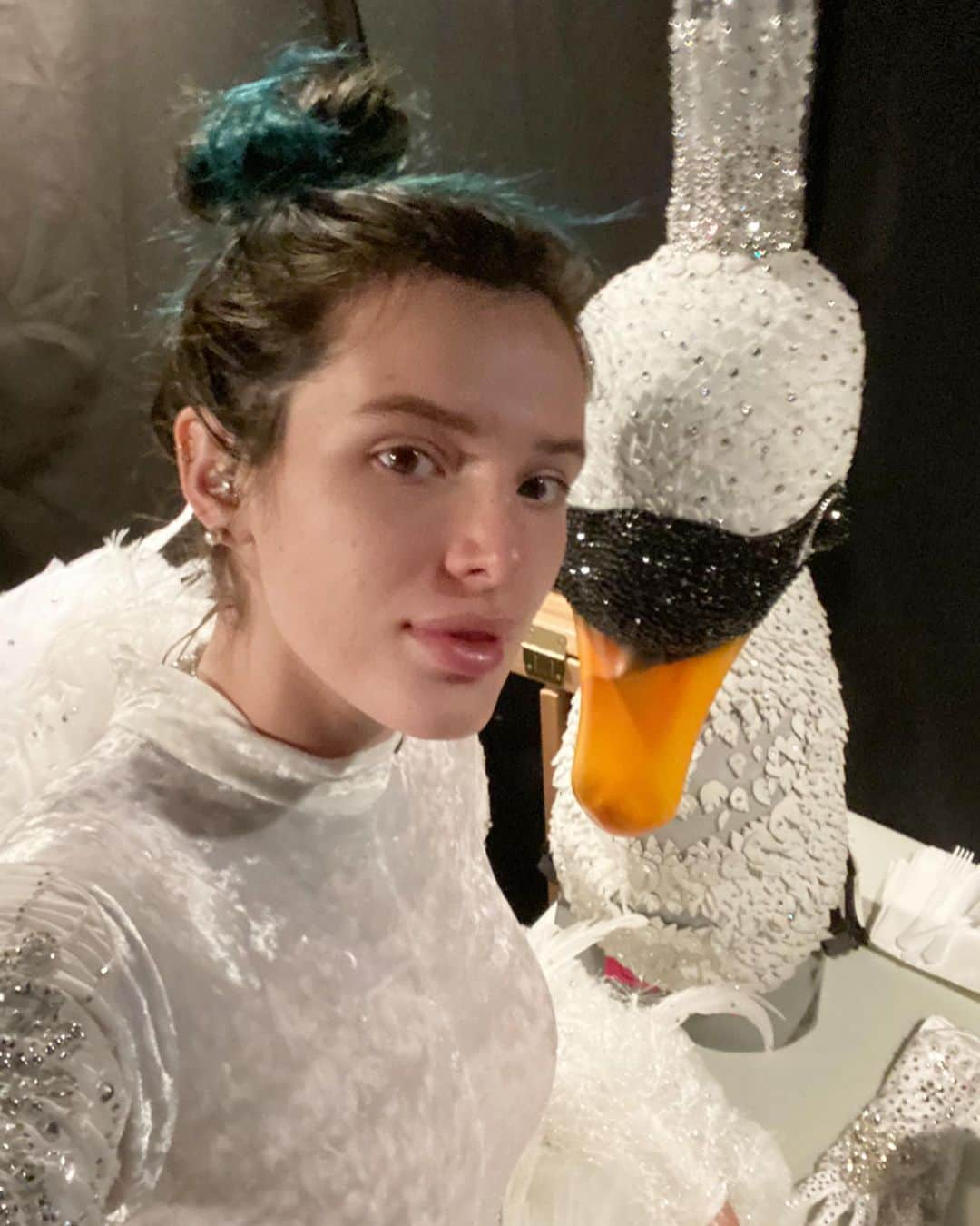 ベラ・ゾーンさんのインスタグラム写真 - (ベラ・ゾーンInstagram)「Uhhh...??? Swan daddy #swanmask @maskedsingerfox」3月20日 3時39分 - bellathorne