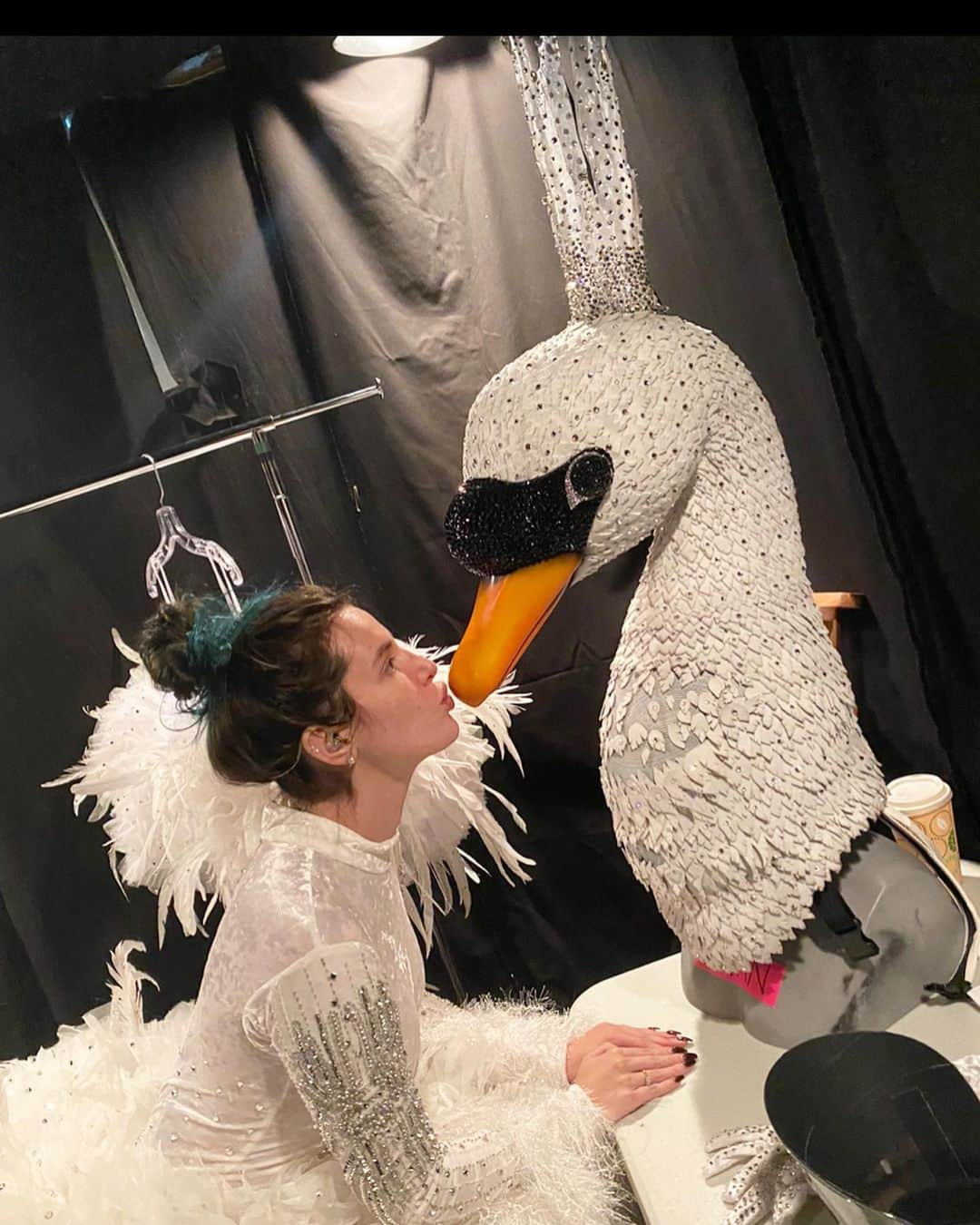 ベラ・ゾーンさんのインスタグラム写真 - (ベラ・ゾーンInstagram)「Uhhh...??? Swan daddy #swanmask @maskedsingerfox」3月20日 3時39分 - bellathorne