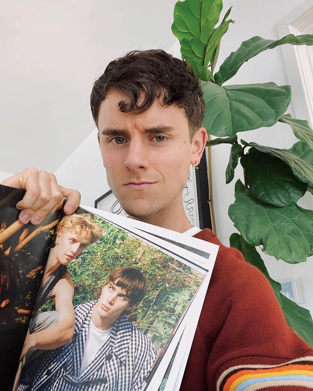 コナー・フランタのインスタグラム：「ya boy has 13 pages in the new VMAN issue / traveled around the world and back (quite literally) photographing models over the past year for this project. I couldn’t be prouder of the final work. Grab a copy on VMAN.com or on newsstands everyday today! *swipe to see a few sneak peaks* - Locations: Shanghai, London, Los Angeles, New York City, Brooklyn, Portland - Magazine: @vman  Photography: @connorfranta Styling: @christianstroble Creative Assistance: @monroe.nyc Models: @migroza @peter__dupont @darron.clarke  @nikotraubman - Also, major thank you to #StephenGan for your continued support and belief in my many creative visions! ♥️」