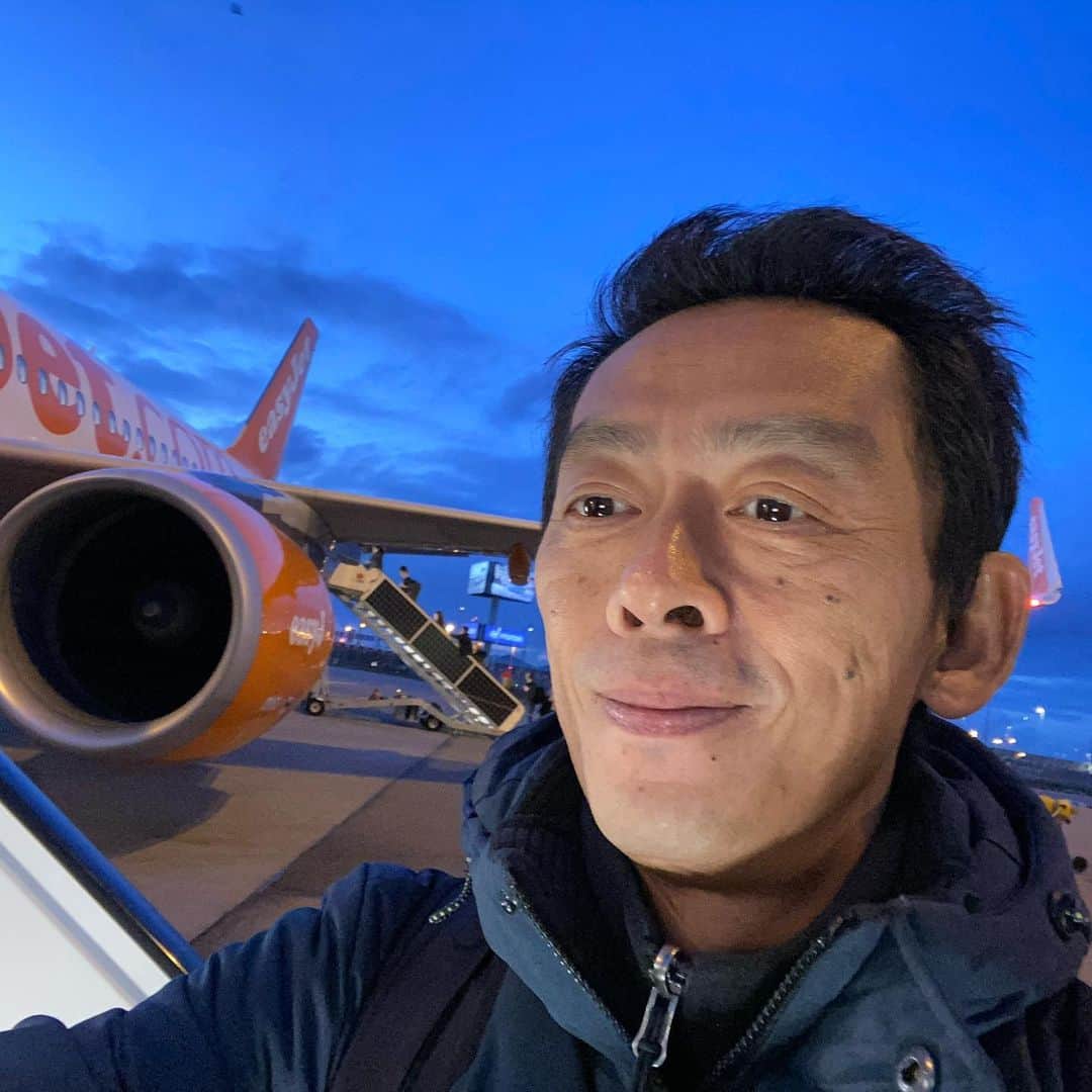 ぜんじろうのインスタグラム：「ヨーロッパツアー中に、各国でお会いした方から『なんかあったら言ってください。お手伝いします。』とお声いただいて、本当に、本当に、ありがとうございます。  オランダからイギリスに再入国します。アメリカのトランプ大統領がイギリスを除いたので、比較的他の国には行きやすいかもなんで。。。 でも、緊急事態宣言した国に行ったんで、再入国出来るか不安ですが、とりあえず GO！」
