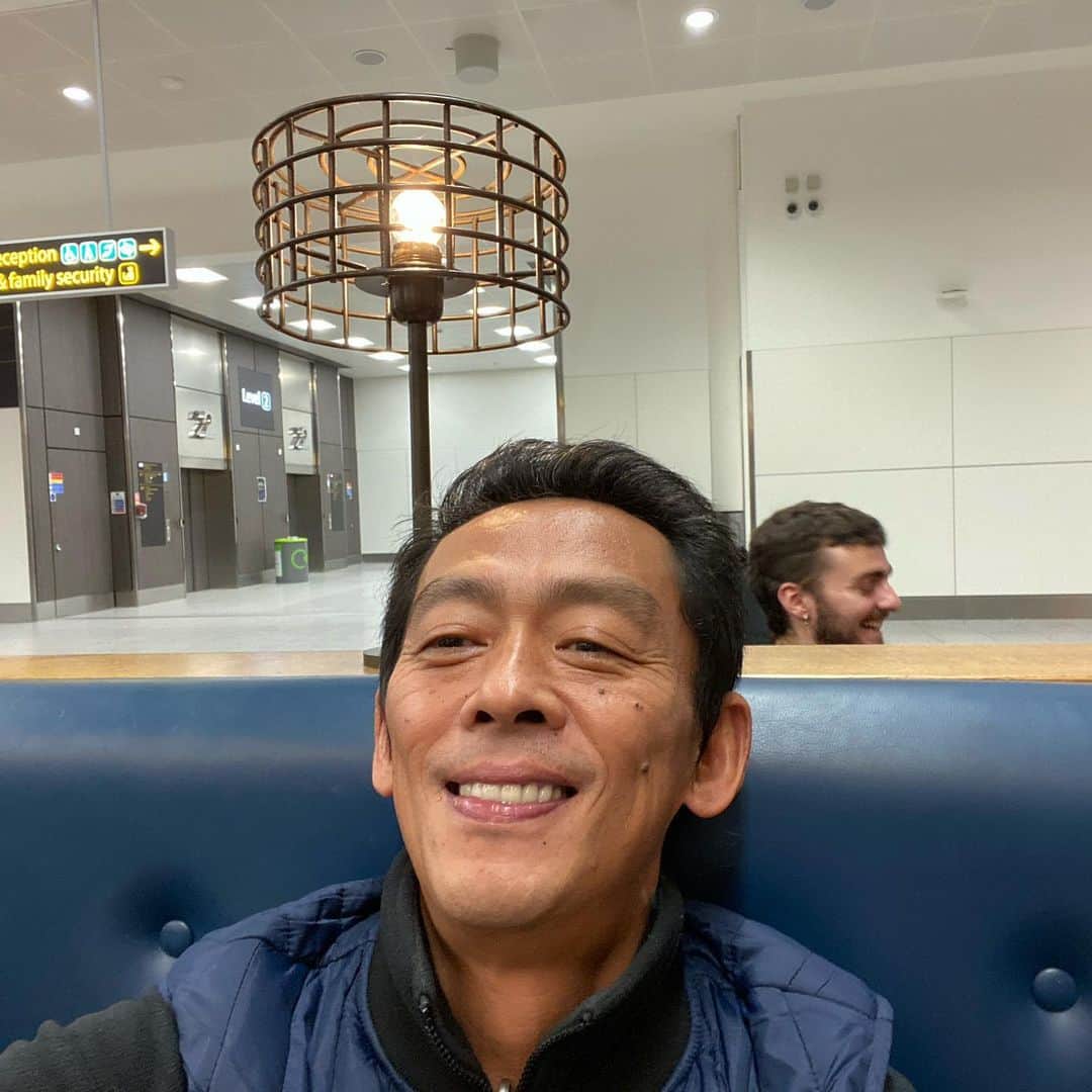 ぜんじろうのインスタグラム：「なんとか、すんなりイギリスには再入国出来ました。。とりあえず、お疲れ様。俺。  今から、帰国の準備です。帰国の航空チケット、早めに変更出来るか、、やってみます。とりあえず、英国の空港近くに、宿泊します。  そんな矢先に、スペイン非常事態宣言の記事が発表。 https://www.pbs.org/newshour/health/spain-to-declare-state-of-emergency-over-virus-outbreak  スペイン側からメール送られてきました。昨日の君の判断は正しかったと、、判断したのは、飛行機のカウンターの女子です（笑）行ってたら、30日ほど出れないかも、、そう思うと、ぞっとしますね。  スペイン側からメール送られてきました。『昨日の君の判断は正しかったと、、』行ってたら、30日ほど出れないかも、、そう思うと、ぞっとしますね。  色々急にアドバイスを頂いた皆様、ありがとうございました。  とは、言いつつ、スペインに住まれてる方、また、今回、スペインで、楽しみにされてた方、並びに、スペインでお世話していただいてた方。本当に、本当に、すいません。。。ご理解していただき、感謝です。」