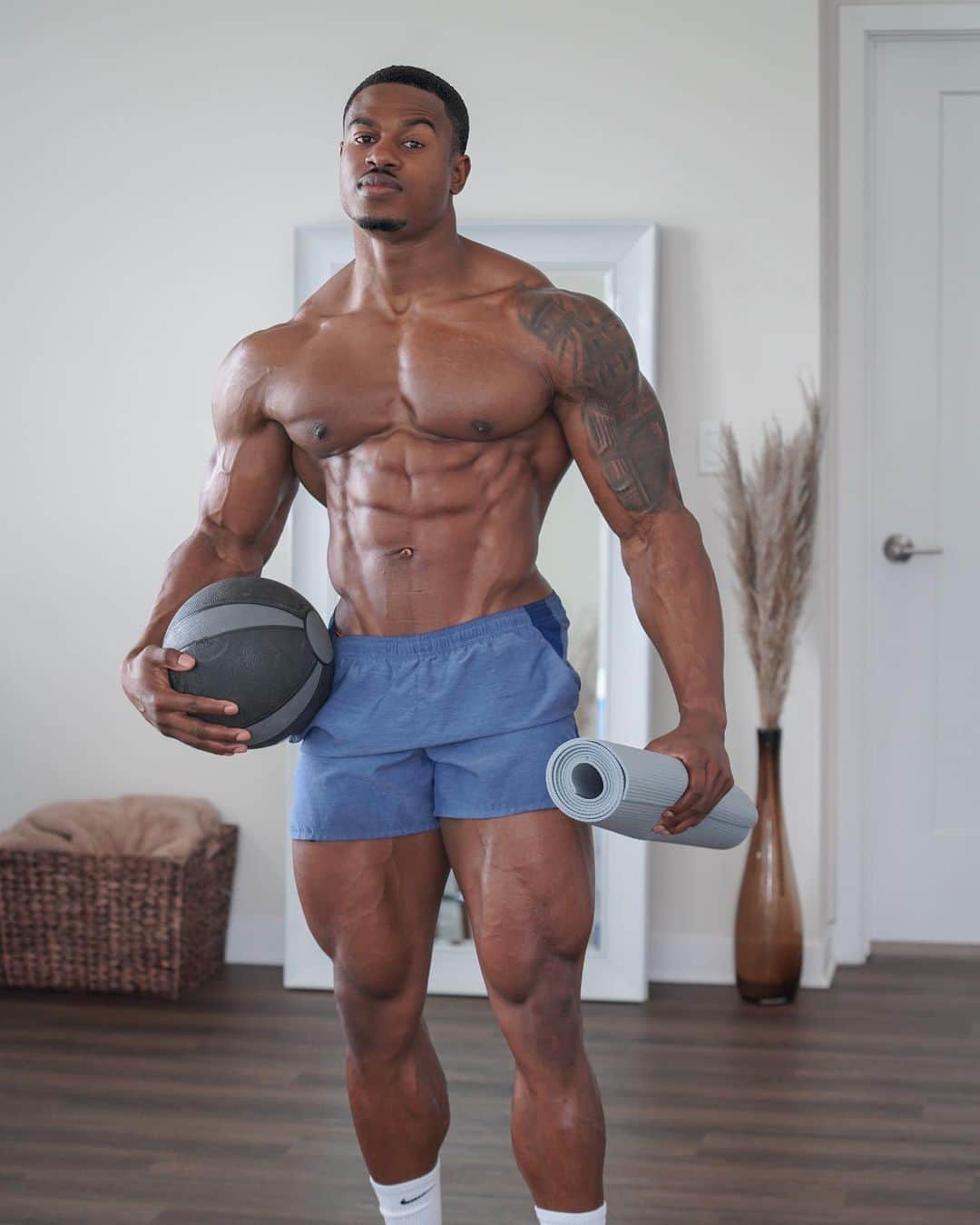 Simeon Pandaさんのインスタグラム写真 - (Simeon PandaInstagram)「Time to dig out ALL your home gym equipment, I’ll be bringing you even more HOME 🏠 routines than the MANY currently on my YouTube channel: YouTube.com/simeonpanda ⁣ ⁣ I’ll also be throwing some up on here too! So tag your friends and send them over.⁣ ⁣ I want to help you train! Download my routines at SIMEONPANDA.COM or visit my YouTube Channel: @simeonpanda for FREE diet tips and training routines⁣ ⁣ Follow @innosupps ⚡️ for the supplements I use👌🏾」3月20日 4時15分 - simeonpanda