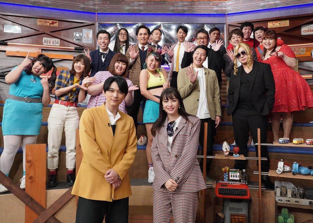 日本テレビ「ウチのガヤがすみません！」のインスタグラム：「【写真を見て一番最初に抱いた感想を絵文字でコメント欄に残してね✍️💖】 3/24(火)よる9時〜は２時間スペシャル📺✨ . #広瀬すず さん＆#吉沢亮 さんがやってくる😆🌈🌈 広瀬さんが❤️念願❤️の”50万ボルトのビリビリに挑戦⚡️⚡️😨💦 吉沢さんが●●に激ギレ🤬🔥⁉️ . 【3/24(火)21:00〜】メーター崩壊🌡💥人気俳優の振り切った姿をお楽しみに🤩😱🥳 . #ウチのガヤがすみません #ウチガヤ #豪華ゲストとガヤ芸人 #芸人 #一度死んでみた . 【芸人名】各列右→左 ❶#3時のヒロイン #フワちゃん #チョコレートプラネット ❷#エイトブリッジ #なすなかにし #りんごちゃん ❸#天狗 #ジェントルマンクラブ #ぽんぽこ . ❶#尼神インター #三四郎 #相席スタート ❷#ティモンディ #鬼越トマホーク ❸#Mrシャチホコ #女と男 #まちゅ #ねんねん」