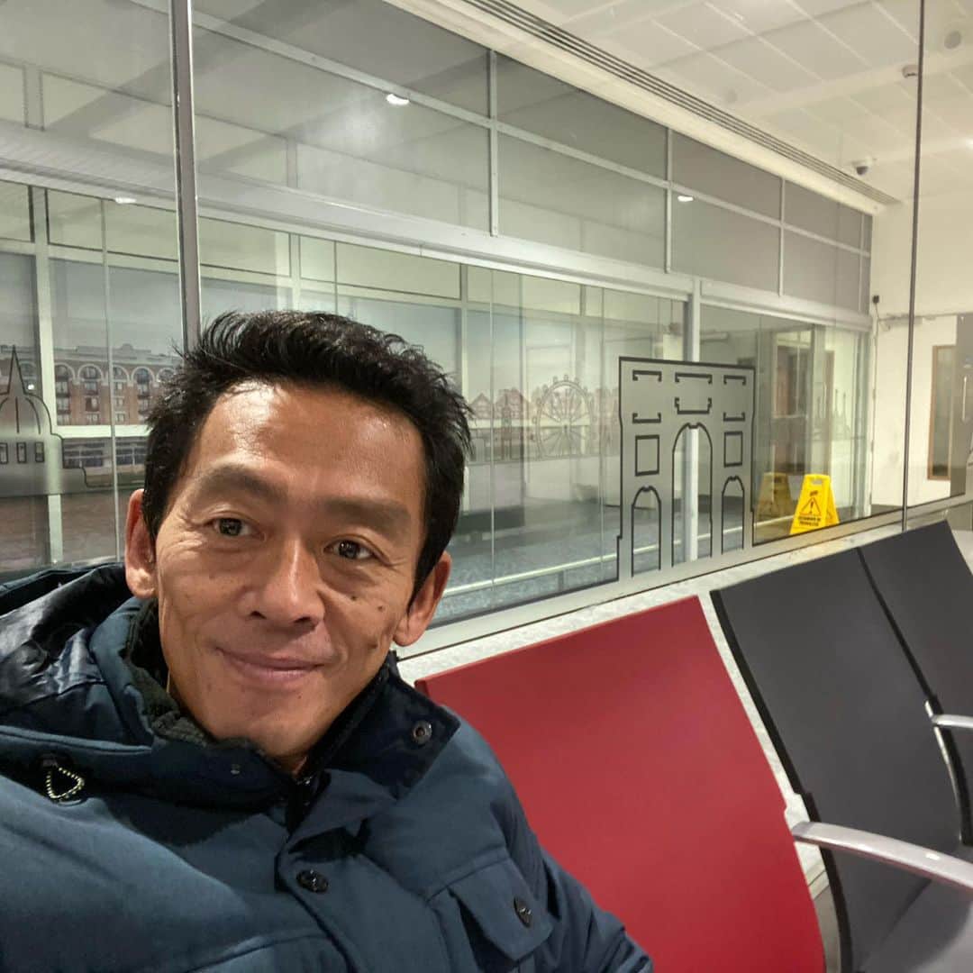 ぜんじろうのインスタグラム：「なんとか、エミレーツ航空カウンターで、日本帰国のチケット変更できました。  行った国など細かく聞かれました。2週間以内に日本など指定国にいたら無理でした。カタール航空で来てたら、日本のパスポートだけで、経由も無理です。  今後、イギリスも指定国になるんでしょうかね？そんな矢先に、ドイツも、月曜日朝8時から国境封鎖みたいですね〜。 欧州でお会いした皆様ありがとうございました。ドイツのザールブリュッケン。オランダ。チェコのプラハとブルノ。スウェーデン。アイルランド。スペインは、状況が変わり公演中止になり、行けなかったですが、また必ず来ます！  ドバイから日本はドバイで航空チケットもう一度、確認しないといけません。。。」