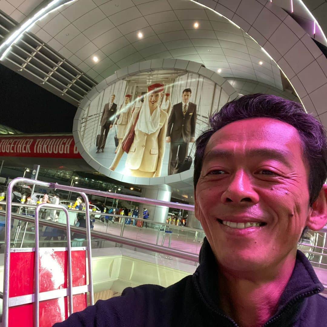 ぜんじろうのインスタグラム：「日本帰国のチケット変更できましたので、英国からドバイ経由で帰国いたします。欧州でお会いした皆様ありがとうございました。  ドイツのザールブリュッケン。オランダ。チェコのプラハとブルノ。スウェーデン。アイルランド。スペインは状況が変わり公演中止になり、行けなかったですがまた必ず来ます！  いまから、ようやく日本に帰ります！  空港はマスクだらけです。一か月前とはるかに違います。  ドバイ空港で見た日本と中国の学生旅行の違い。  中国人は全身防備服。検査員の方かと思った（笑）日本人はマスクのみ。中国人は単独で行動。日本人は団体かカップルいちゃいちゃ。中国人と日本人、お互いがお互いに対して「大丈夫か？」って思ったでしょうね（笑）」