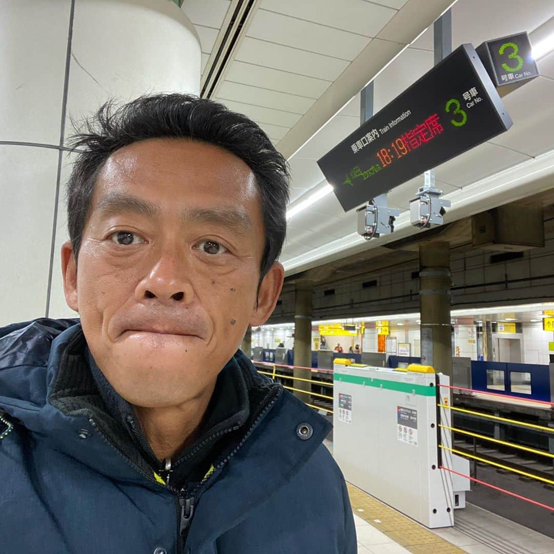 ぜんじろうのインスタグラム：「成田空港に17日に着きました。  ドバイから飛行機がらがらかと思ったら、日本の卒業旅行の学生で満杯。  で、成田入国もめっちゃゆるいんですよね。  どこの国から帰国したかも自己申告。僕は指定国からの帰国に入ってなかったんですが、申告しようと思ったくらいです（笑）  とりあえず、ただいまーーー！日本！」