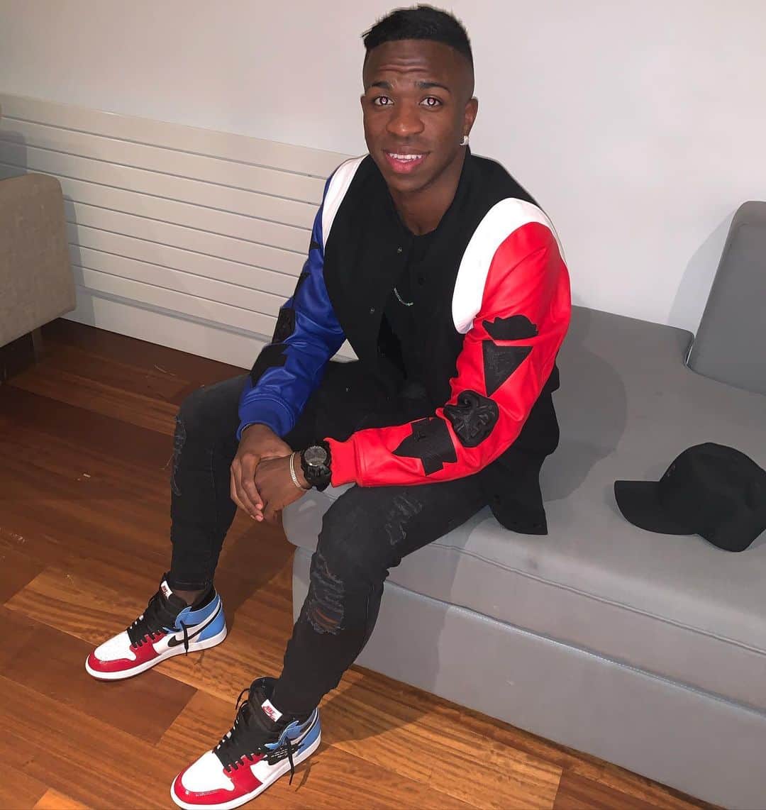ヴィニシウス・ジュニオールのインスタグラム：「#TBT só não pisa no meu boot 🥴 @nike」