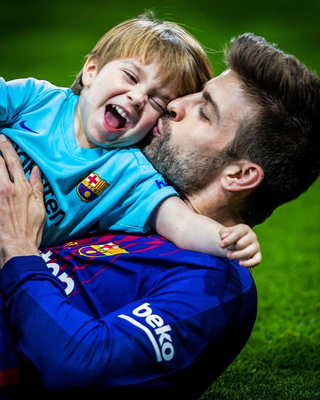 FCバルセロナさんのインスタグラム写真 - (FCバルセロナInstagram)「😍 Father's Day for some Barça players 💙❤️ ¡Feliz Día del Padre! Feliç Dia del Pare」3月20日 4時42分 - fcbarcelona