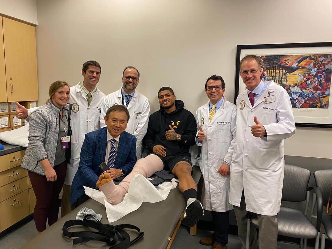 ホセフ・マルティネスのインスタグラム：「Mi primer día de rehabilitación en el UPMC aquí en Pittsburgh con un grupo humano y profesional increíble. ¡Recordaré por siempre todo su apoyo!  First day of rehab here at UPMC in Pittsburgh with this amazing grupo of human beings and professionals. ¡I will always remember you!  Freddie Fu 👏🏽」
