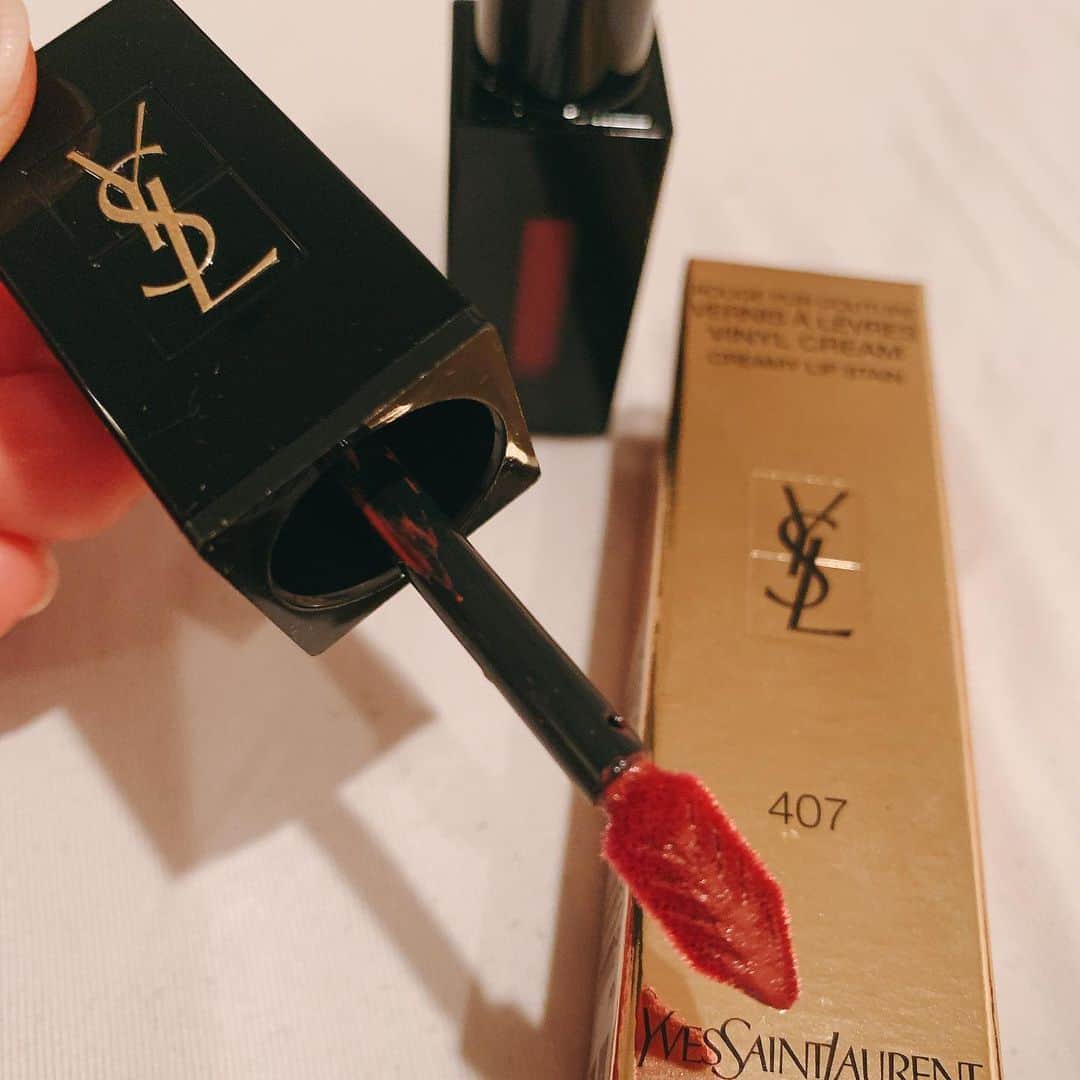 新村あかりさんのインスタグラム写真 - (新村あかりInstagram)「yslのリップ買ったよ💕 新村は細かいラメ入った口紅好きなの〜！あとは落ちにくいやつ‼︎ 撮影のときに使うリップは落ちずらさと、落ちたとしても綺麗に落ちるやつがいいな〜…難しい！！！ 最近はリップめっちゃ買っちゃってる😂  このルージュヴォリュプテシャインてリップは刻印（名入れ）も出来るのでプレゼントにもオススメだよ〜！！ yslの匂い好きだな〜💄💕癒し。  #yvessaintlaurent  #ysl💄  #ルージュヴォリュプテシャイン  #ルージュピュールクチュールヴェルニ #lipstick  #cosmetics」3月20日 5時01分 - niimura_akari