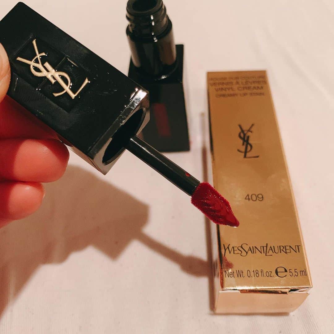 新村あかりさんのインスタグラム写真 - (新村あかりInstagram)「yslのリップ買ったよ💕 新村は細かいラメ入った口紅好きなの〜！あとは落ちにくいやつ‼︎ 撮影のときに使うリップは落ちずらさと、落ちたとしても綺麗に落ちるやつがいいな〜…難しい！！！ 最近はリップめっちゃ買っちゃってる😂  このルージュヴォリュプテシャインてリップは刻印（名入れ）も出来るのでプレゼントにもオススメだよ〜！！ yslの匂い好きだな〜💄💕癒し。  #yvessaintlaurent  #ysl💄  #ルージュヴォリュプテシャイン  #ルージュピュールクチュールヴェルニ #lipstick  #cosmetics」3月20日 5時01分 - niimura_akari