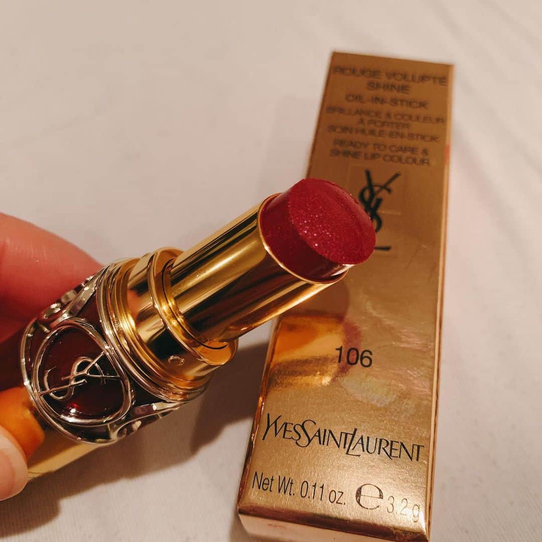 新村あかりさんのインスタグラム写真 - (新村あかりInstagram)「yslのリップ買ったよ💕 新村は細かいラメ入った口紅好きなの〜！あとは落ちにくいやつ‼︎ 撮影のときに使うリップは落ちずらさと、落ちたとしても綺麗に落ちるやつがいいな〜…難しい！！！ 最近はリップめっちゃ買っちゃってる😂  このルージュヴォリュプテシャインてリップは刻印（名入れ）も出来るのでプレゼントにもオススメだよ〜！！ yslの匂い好きだな〜💄💕癒し。  #yvessaintlaurent  #ysl💄  #ルージュヴォリュプテシャイン  #ルージュピュールクチュールヴェルニ #lipstick  #cosmetics」3月20日 5時01分 - niimura_akari