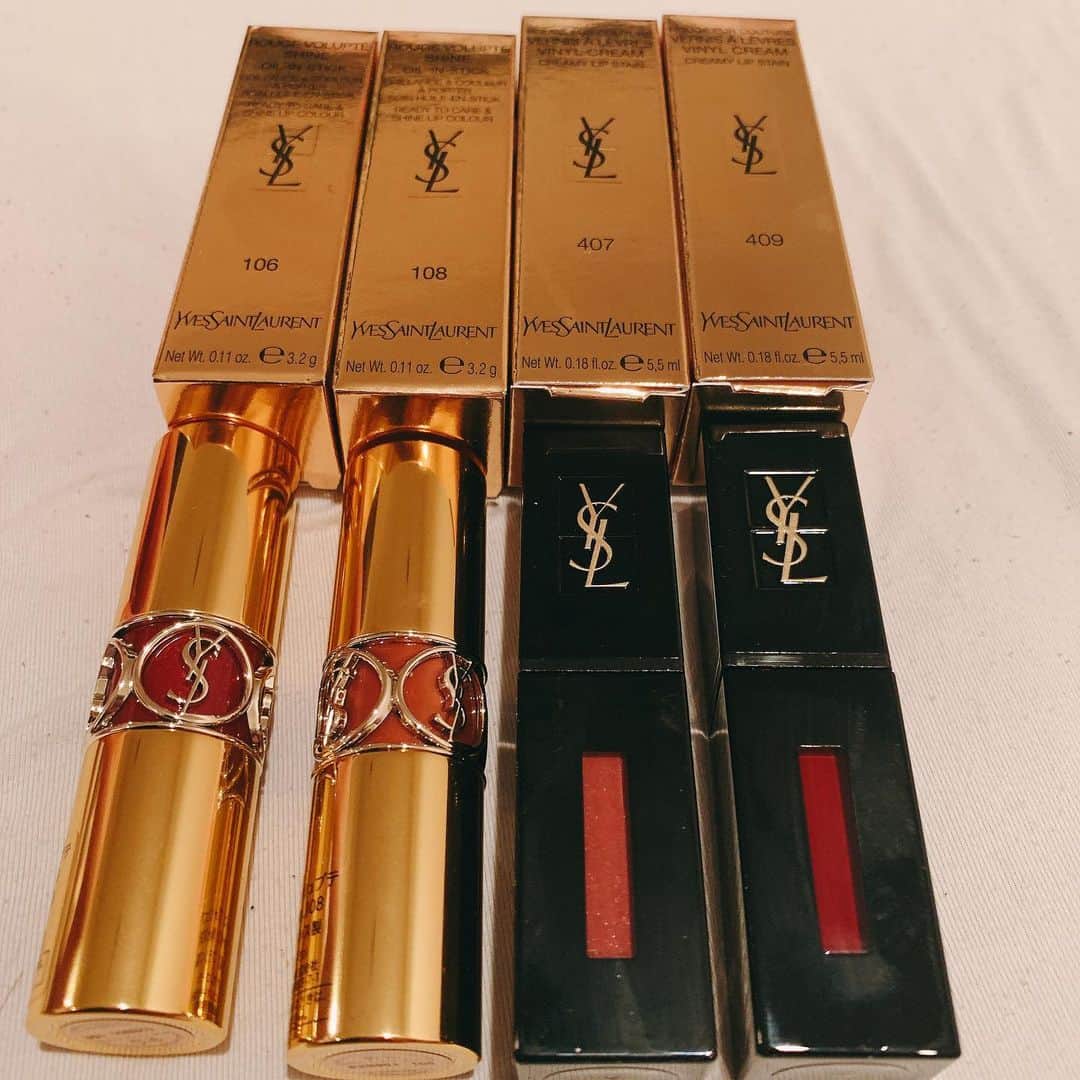 新村あかりさんのインスタグラム写真 - (新村あかりInstagram)「yslのリップ買ったよ💕 新村は細かいラメ入った口紅好きなの〜！あとは落ちにくいやつ‼︎ 撮影のときに使うリップは落ちずらさと、落ちたとしても綺麗に落ちるやつがいいな〜…難しい！！！ 最近はリップめっちゃ買っちゃってる😂  このルージュヴォリュプテシャインてリップは刻印（名入れ）も出来るのでプレゼントにもオススメだよ〜！！ yslの匂い好きだな〜💄💕癒し。  #yvessaintlaurent  #ysl💄  #ルージュヴォリュプテシャイン  #ルージュピュールクチュールヴェルニ #lipstick  #cosmetics」3月20日 5時01分 - niimura_akari