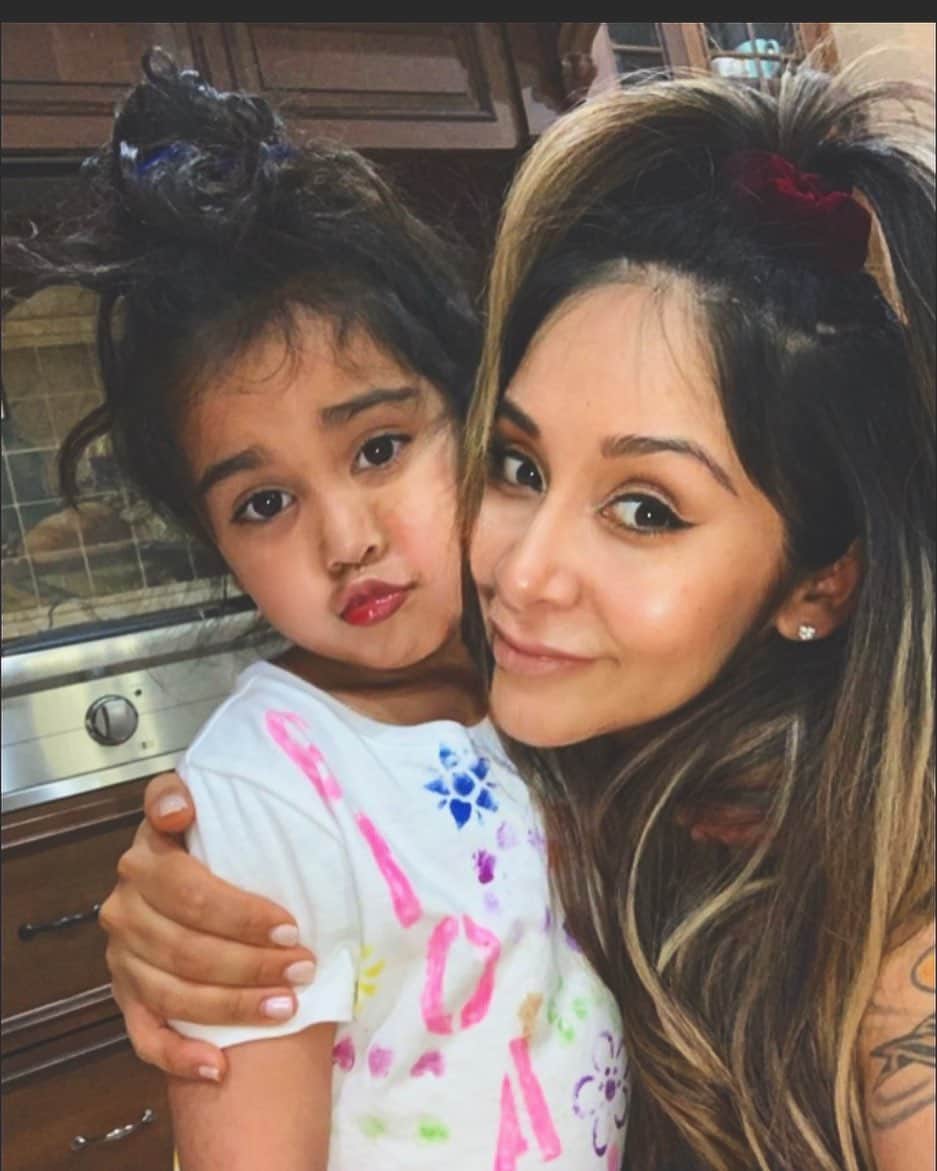 ニコール・ ポリッツィのインスタグラム：「Hope everyone is staying safe ❤️🙏🏽 thankful for every minute i spend with my family 🙏🏽 #BlessedMawma」