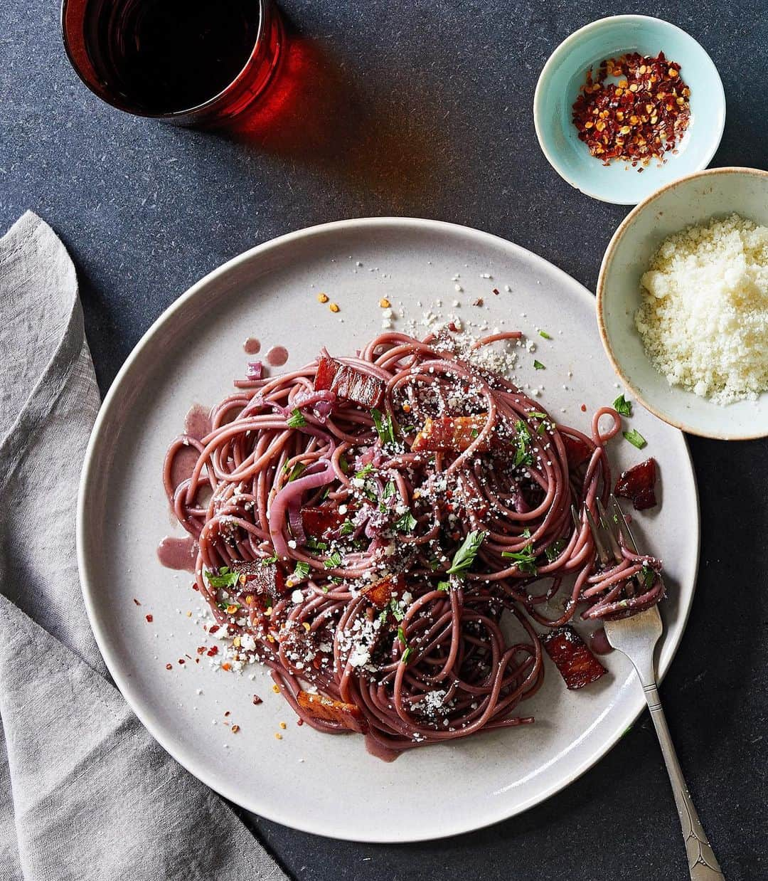 マーサ・スチュワートさんのインスタグラム写真 - (マーサ・スチュワートInstagram)「What could be a better pairing than pasta and red wine? This dish—which in Italy is known as spaghetti all'ubriaco or “drunken” pasta, combines thin strands of spaghetti with a reduced red wine-shallot sauce. Studded with bits of salty pancetta and sprinkled with Pecorino Romano cheese, it's a thirty-minute meal that is perfect for serving alongside slices of good crusty bread and a green salad. Grab the full recipe at the link in bio!👆🏼📷: @bryangardnerphotography | recipe by: @flossylucille」3月20日 5時06分 - marthastewart