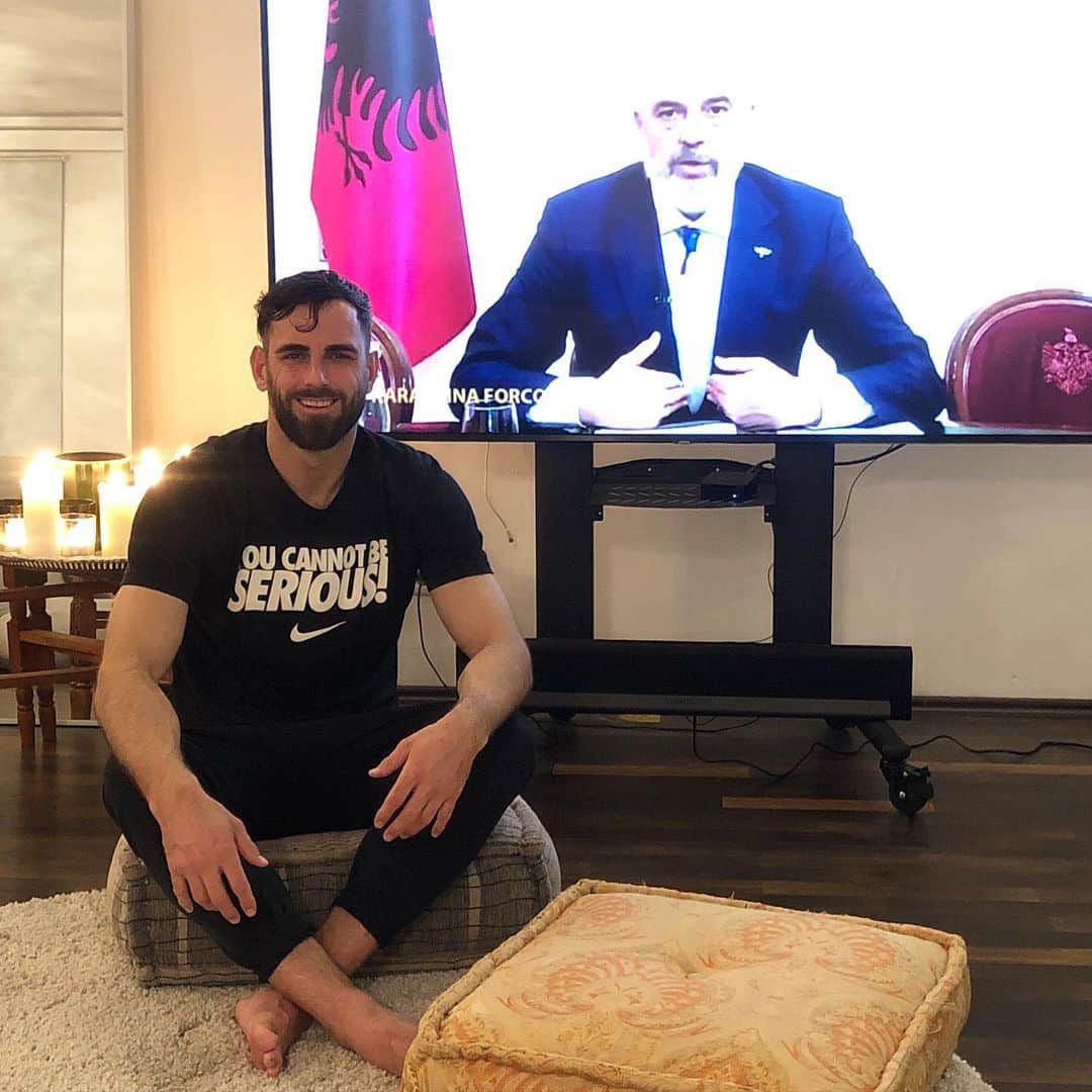メルギム・マフライのインスタグラム：「😉🇦🇱 @ediramaal #shqiperiaime ♥️ Ne kemi nis nje fushate ku mbeshesim edhe qeverine, ku solidarizohemi dhe u kerkojme qytetareve tane te rrine ne shtepi. Shendeti i gjithkujt me i rendsishem se cdo gje. Sa per golat ne minutat e fundit, ftojme  politikanet te futen ne ndeshjet tona te ardhme te na japin nje dore mos te pesojm gol. Ne e cuam Shqiperine ne Europe, mbase e cojne edhe ata. 🤣😉 @fshforg @topchannelalbania #pakshaka #shqiperia #albania #tirana #kombtarja #kuqezi #shkodra #elbasan #vlora #kosove #kosova #shqiperi #prishtina #prizren」