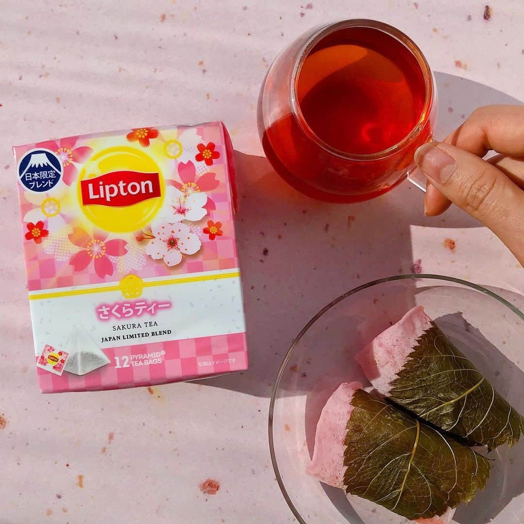 リプトンのインスタグラム：「3/20は春分の日🌸 ついに桜の季節がやってきた！ お花見になかなか行けない、そんな人は#うち花見 で春を感じよう☺️ リプトンのさくらティーならほんのり桜餅のような香りでお花見気分が味わえるよ♪ 紅茶なのにケーキやクッキーはもちろん、和菓子との組み合わせもおすすめ🍡 ミルクティーにしても美味しいからぜひ試してみて！ #リプトン #Lipton #さくらティー #春　#おうちカフェ #おこもりday #リプトンでつながる」