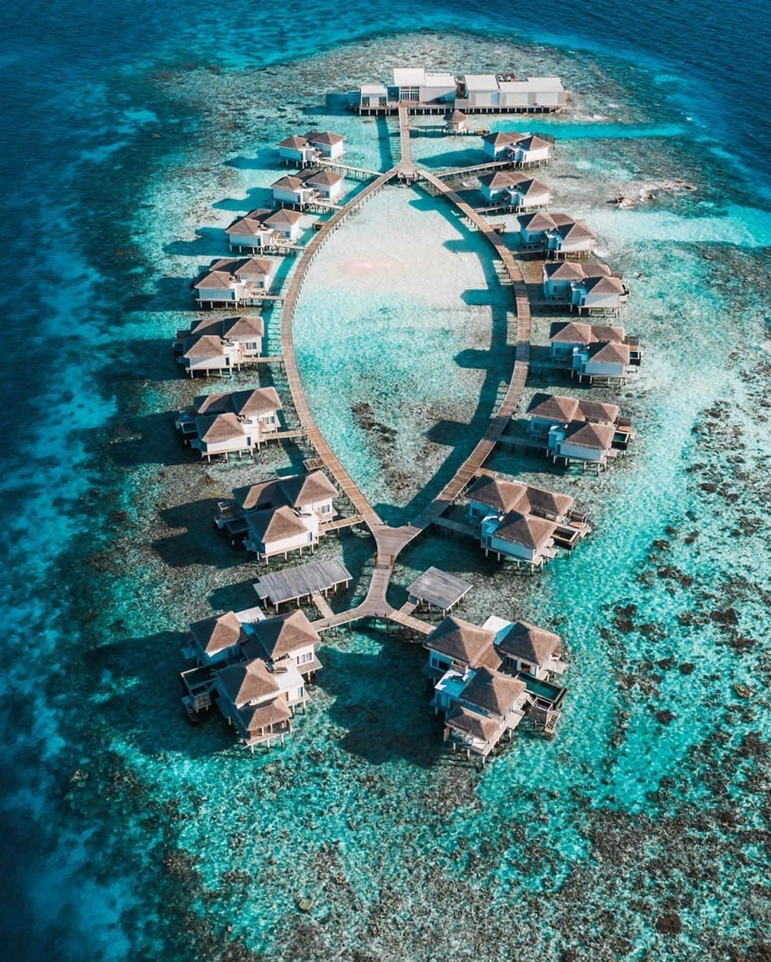 BEAUTIFUL HOTELSさんのインスタグラム写真 - (BEAUTIFUL HOTELSInstagram)「Aerial views of the overwater private island in the Maldives 💦 Home to 16 spacious pool villas, how beautiful does this look?! (📸: @jeremyaustiin 📍: Raffles Maldives Meradhoo)」3月20日 10時40分 - beautifulhotels