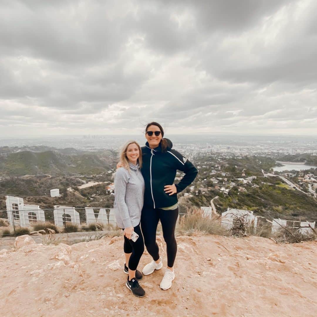 テトリ・ディクソンのインスタグラム：「No crew I would rather be quarantined with! Lots of family time and outdoor nature time (even in the pouring rain) as things evolved and changed every day. Thankful to have them here with me in California, and thankful for Moon X wine to get us through these trying times. #blessed #🍷 come backkkkk」