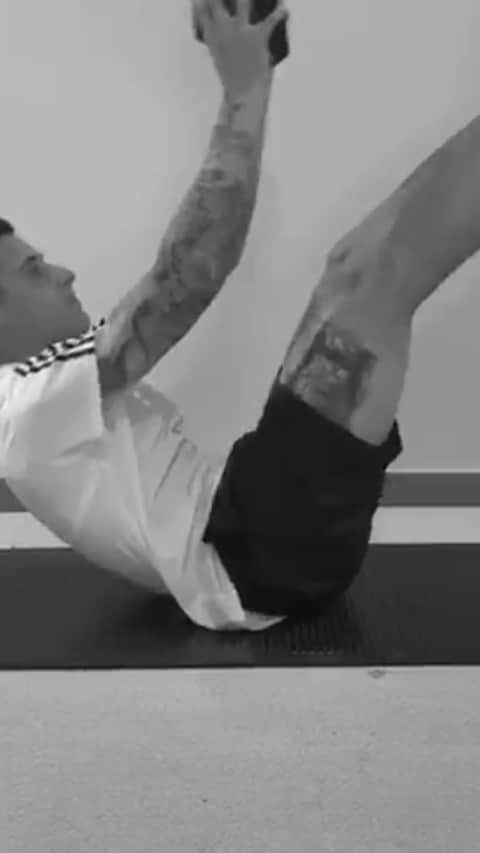 クリスティアン・テージョのインスタグラム：「Os dejo una sesión de core!!!⚡️ 30Seg de trabajo/ 15Seg de descanso! 7 ejercicios/ 3 vueltas🔥💪」